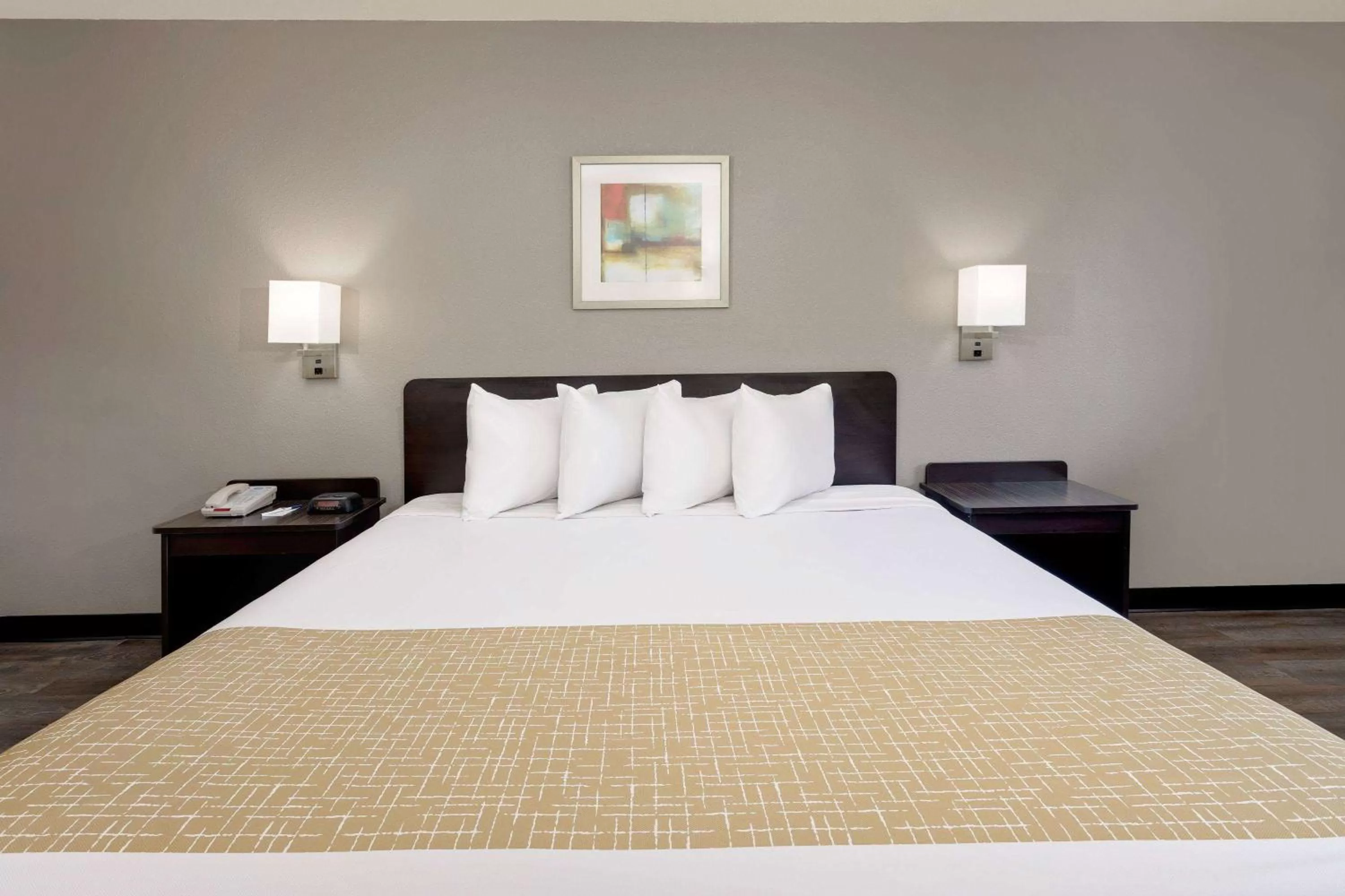 Photo of the whole room, Bed in Travelodge by Wyndham College Park