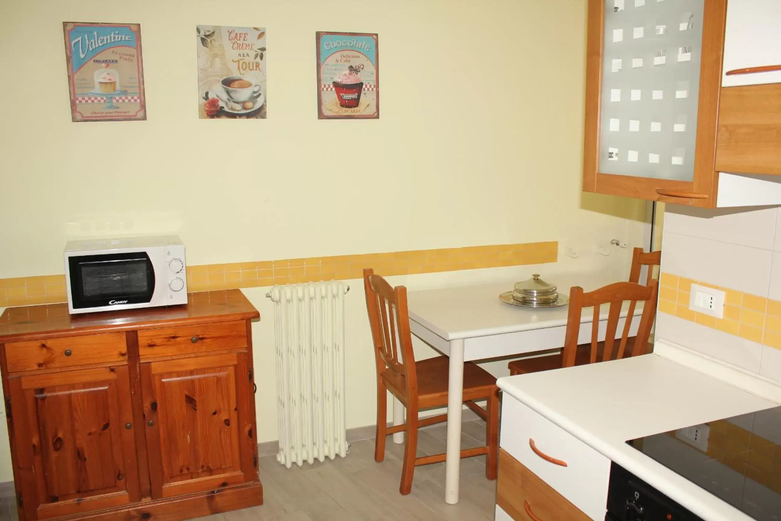 Kitchen or kitchenette, Dining Area in B&B Il Giardino In Città - Parcheggio Privato Gratuito