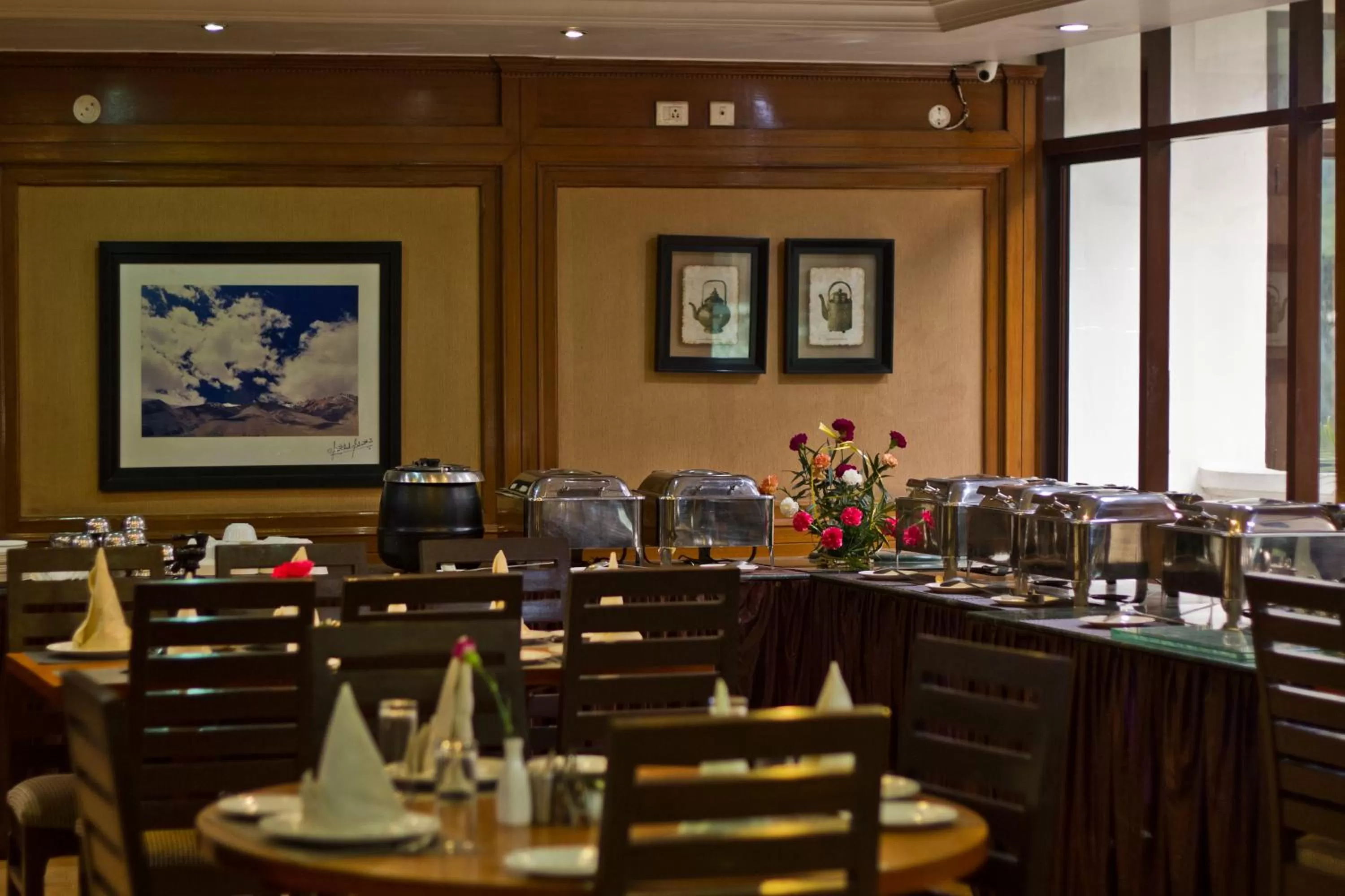Restaurant/places to eat in Hotel Broadways Inn