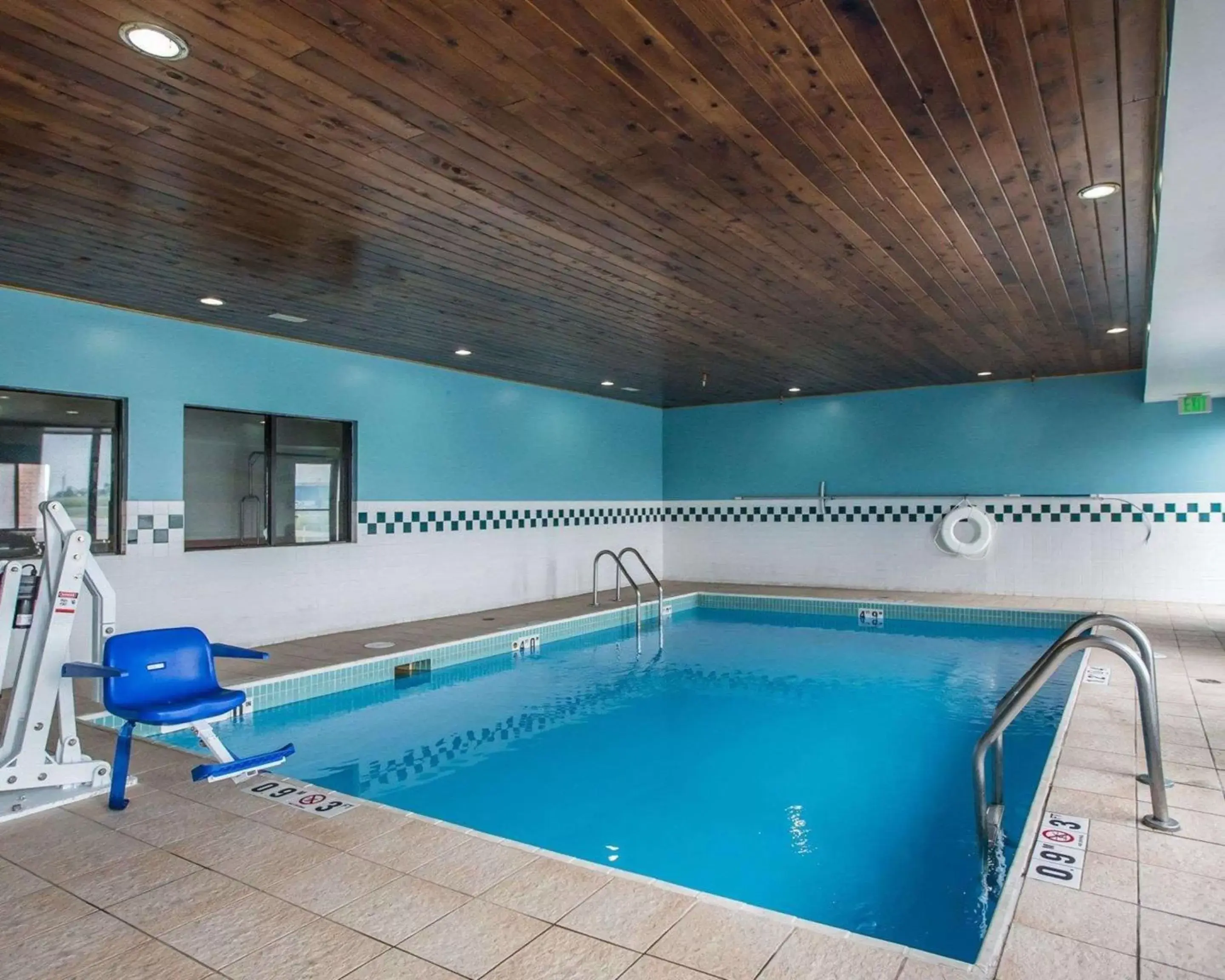 On site, Swimming Pool in Quality Inn Peru near Starved Rock State Park