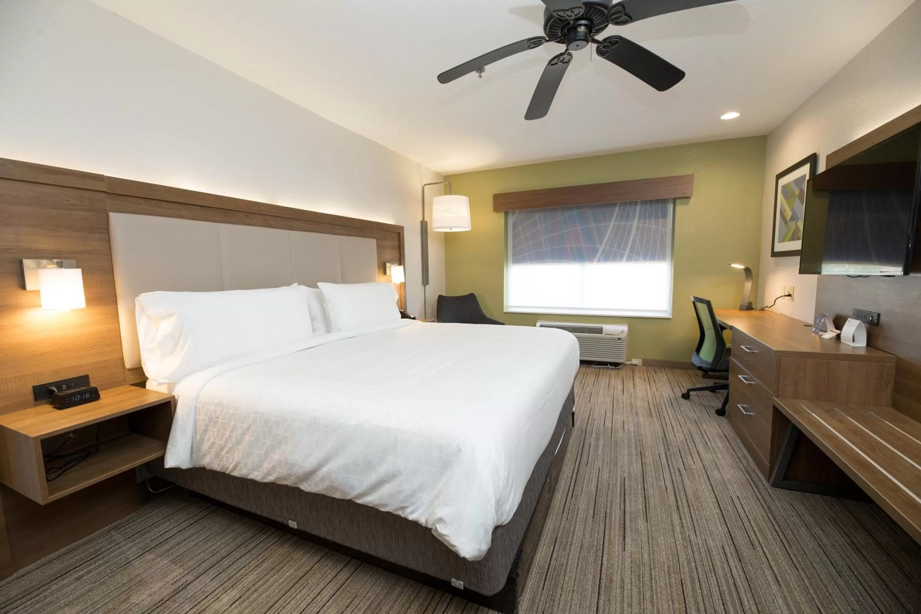 Photo of the whole room, Bed in Holiday Inn Express Hotel & Suites Clinton by IHG