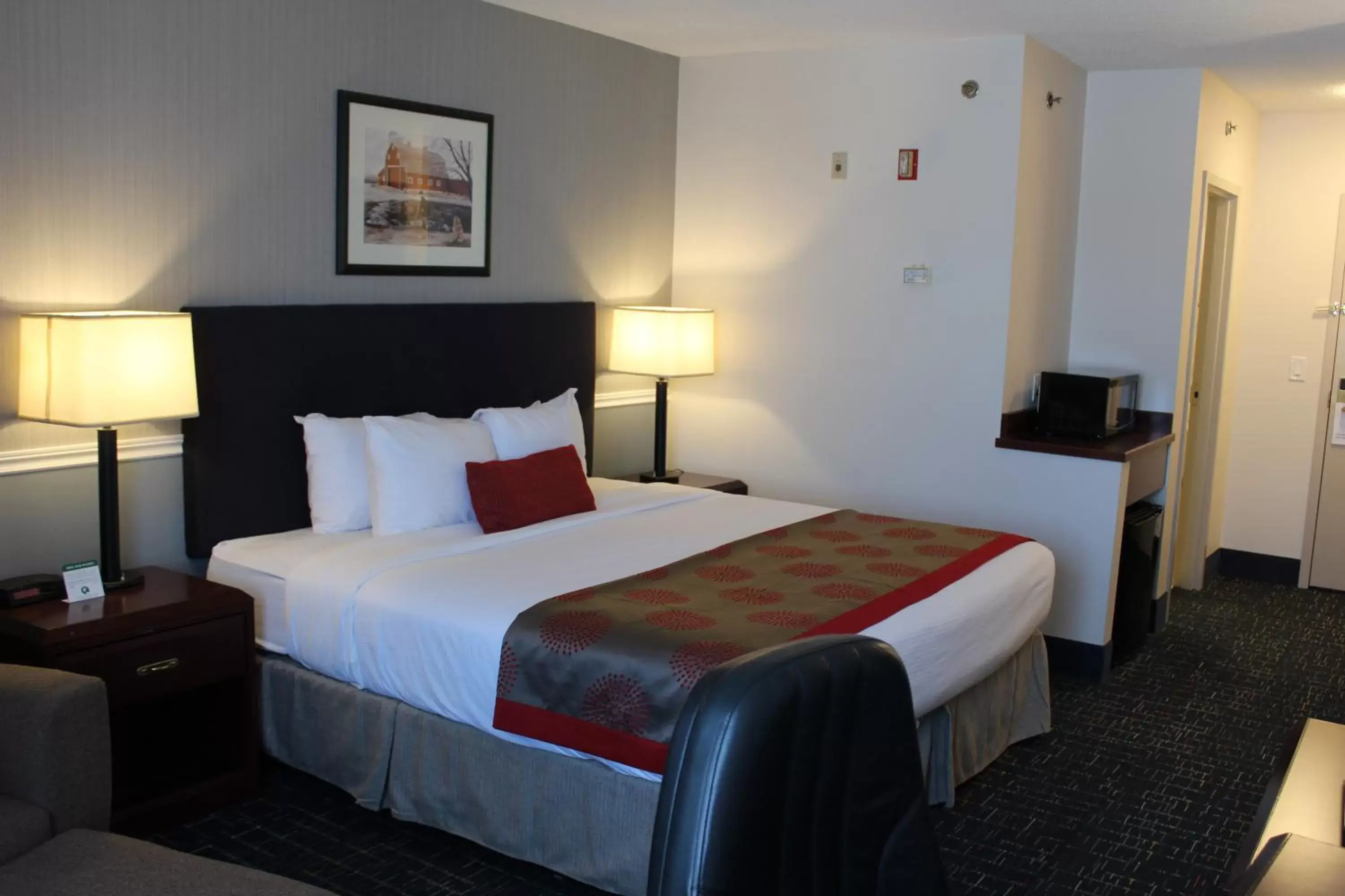 Superior King Room in DIVYA SUTRA Riviera Plaza and Conference Centre Calgary Airport