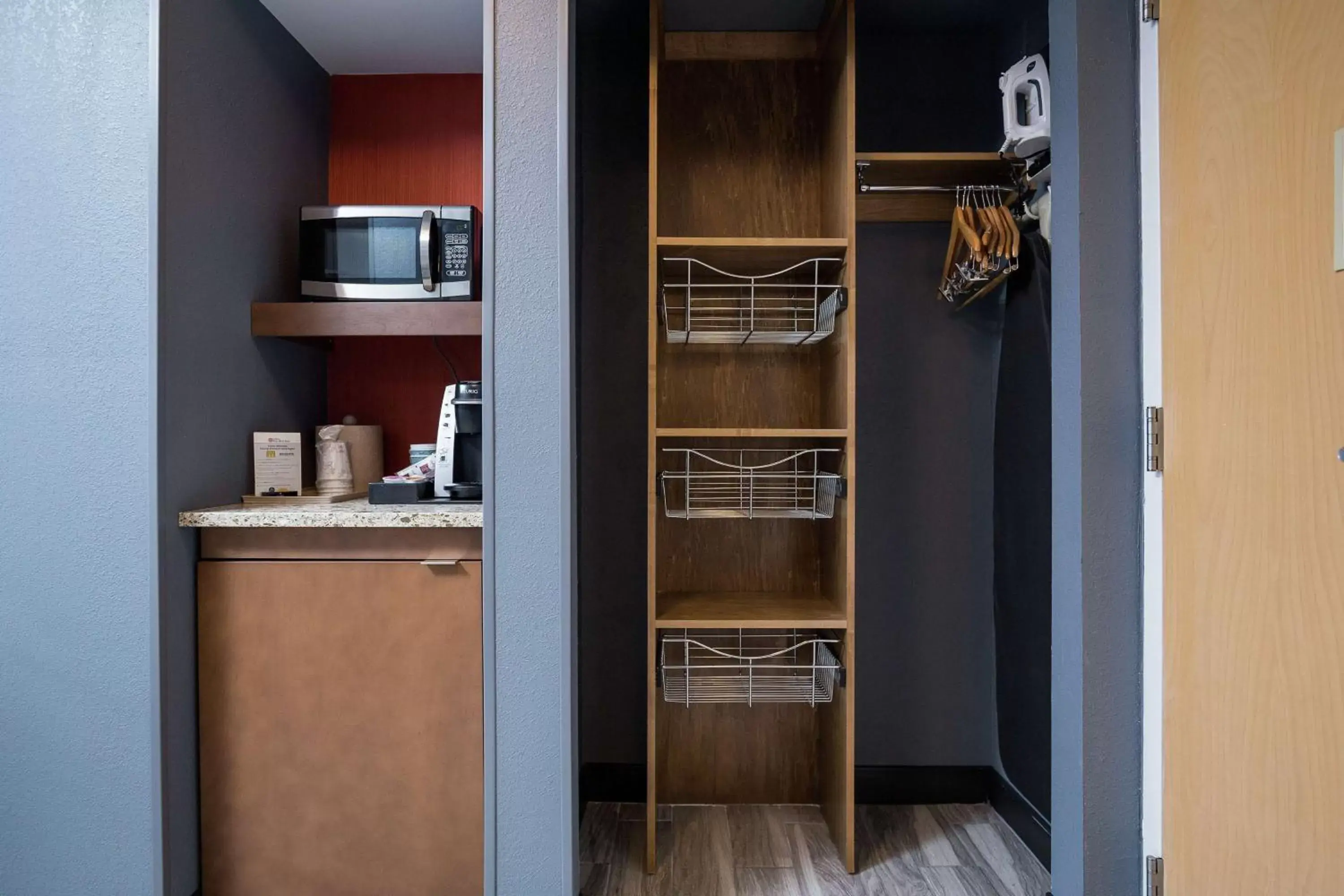 Photo of the whole room, Kitchen/Kitchenette in Hilton Garden Inn Atlanta Northpoint