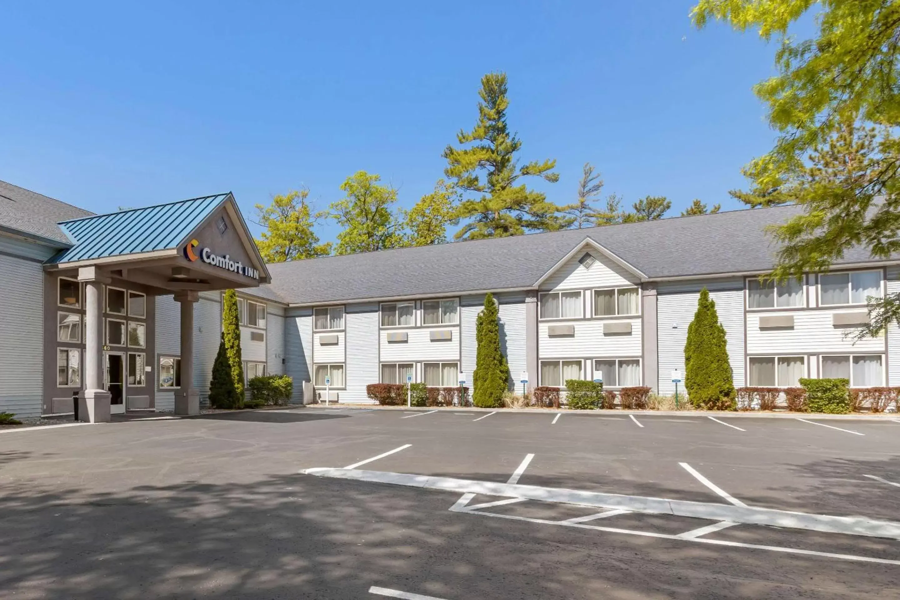 Property building in Comfort Inn Traverse City