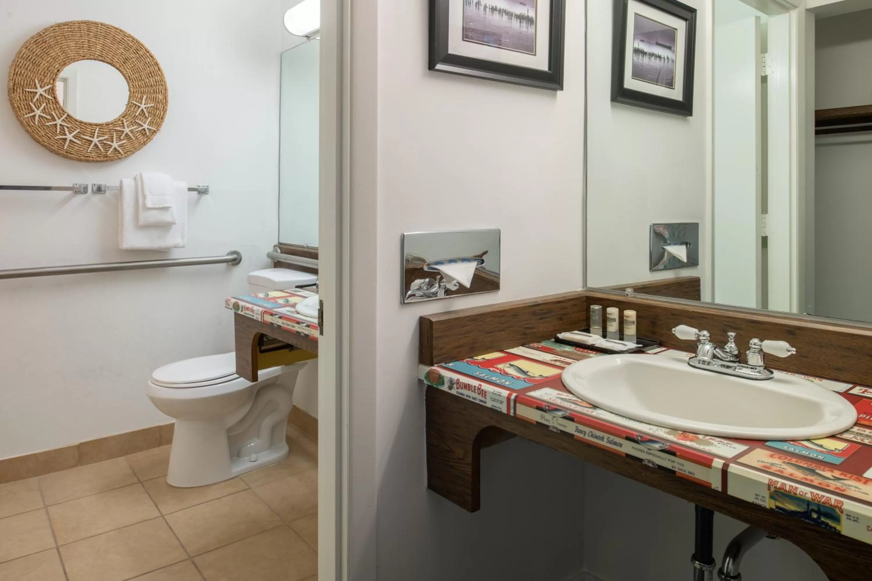 Bathroom in Astoria Riverwalk Inn