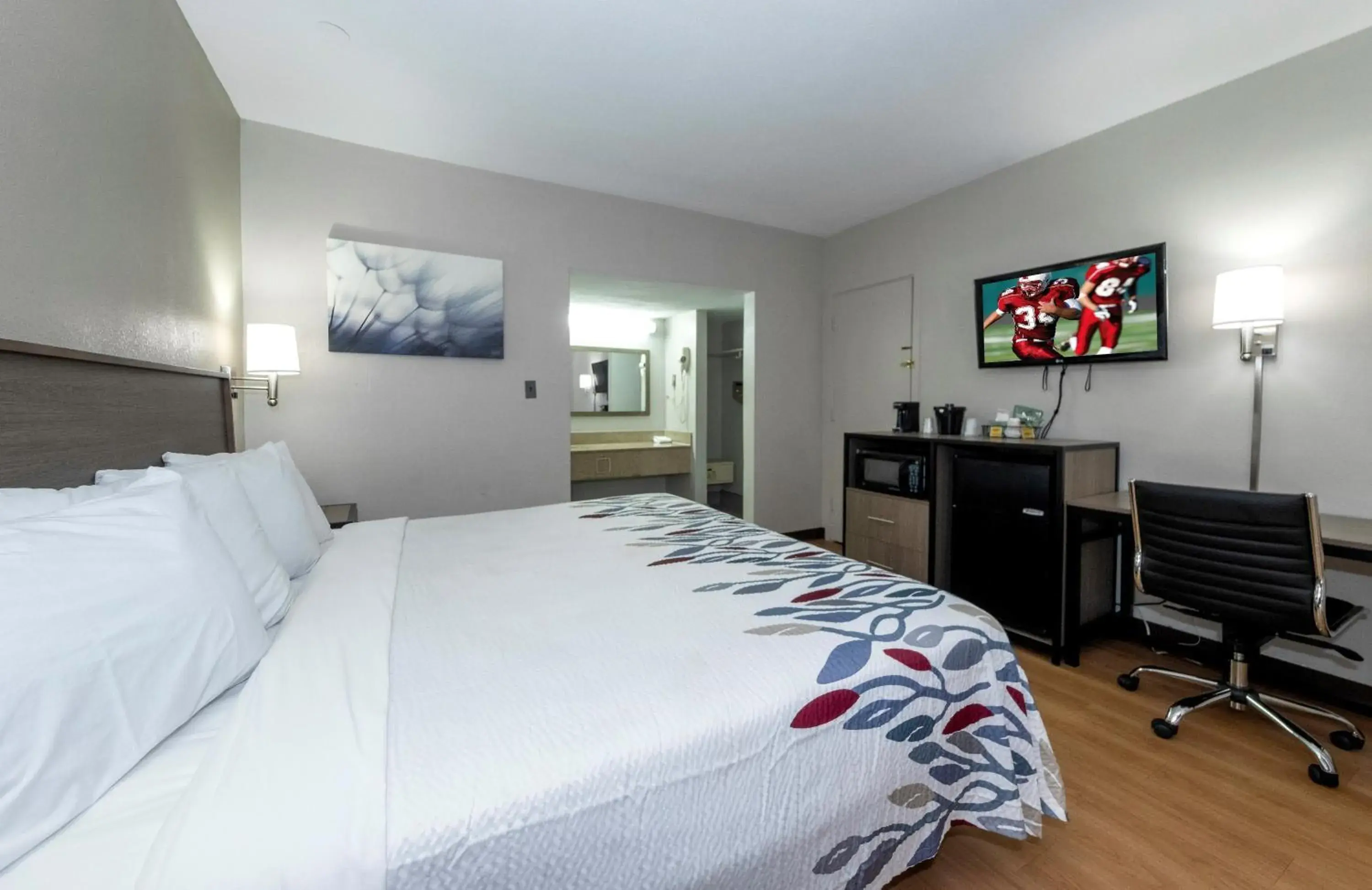 Photo of the whole room, Bed in Red Roof Inn Petersburg - Fort Lee