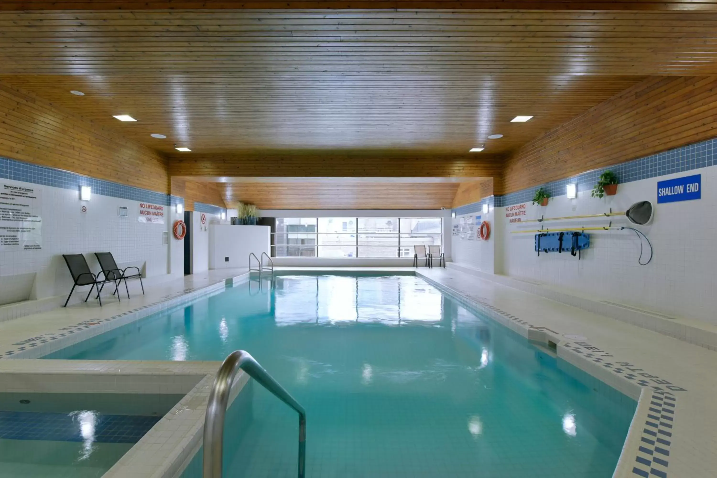Swimming Pool in Novotel Ottawa City Centre Hotel