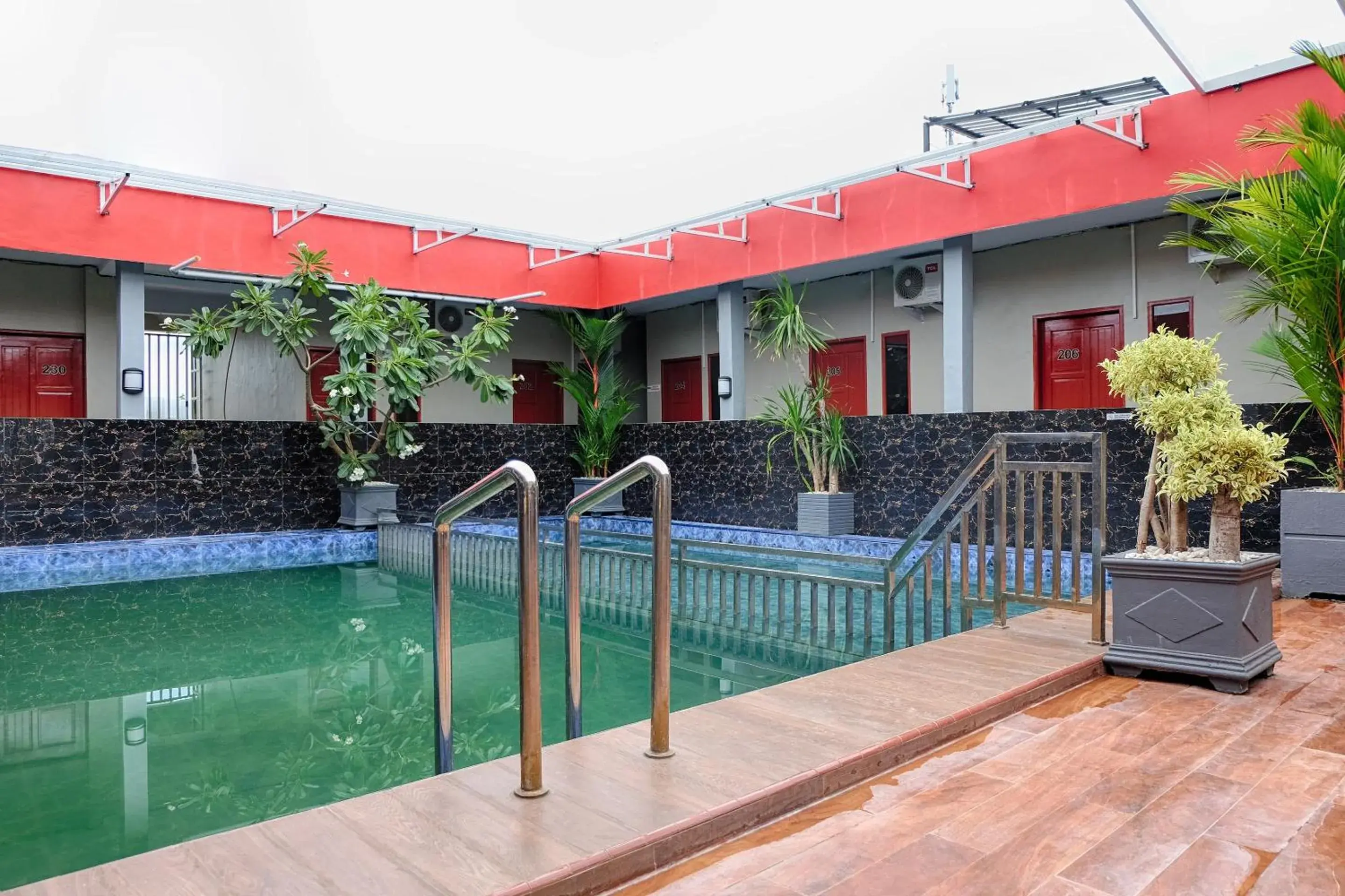 Swimming Pool in OYO 2595 Hotel Jinan Makassar