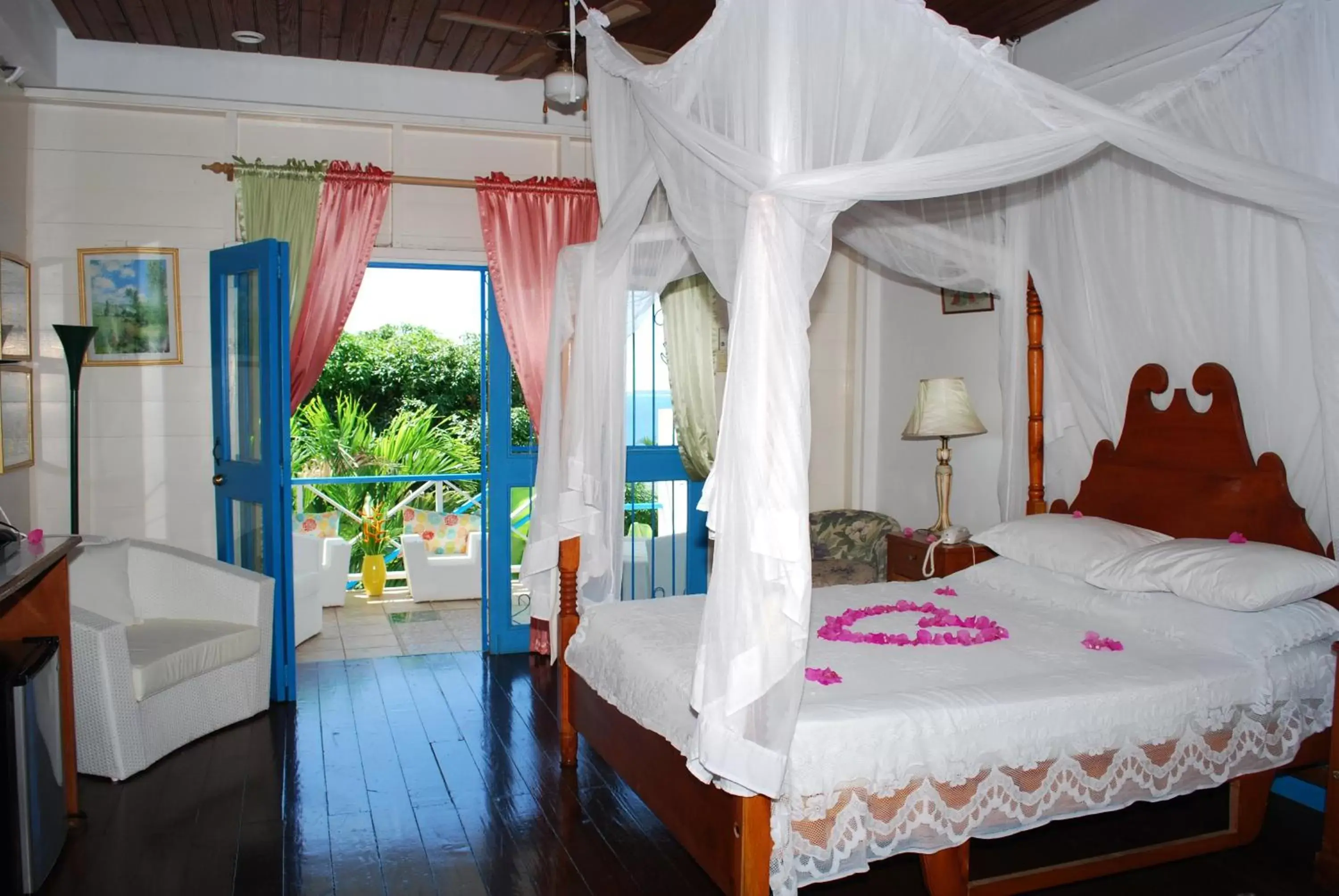 Day, Bed in Half Moon Blue Hotel Day, Bed in Half Moon Blue Hotel