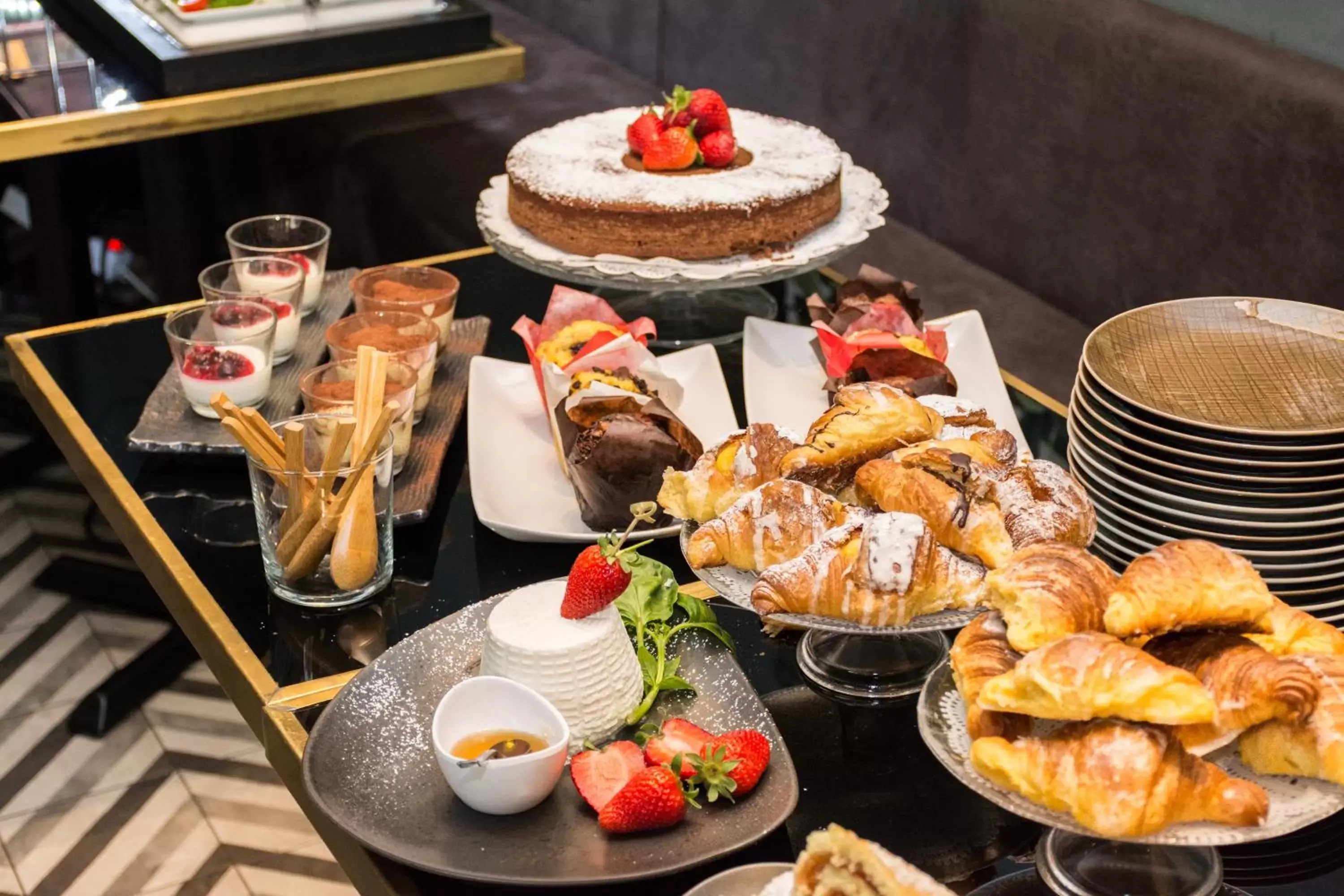 Buffet breakfast in Roma Luxus Hotel