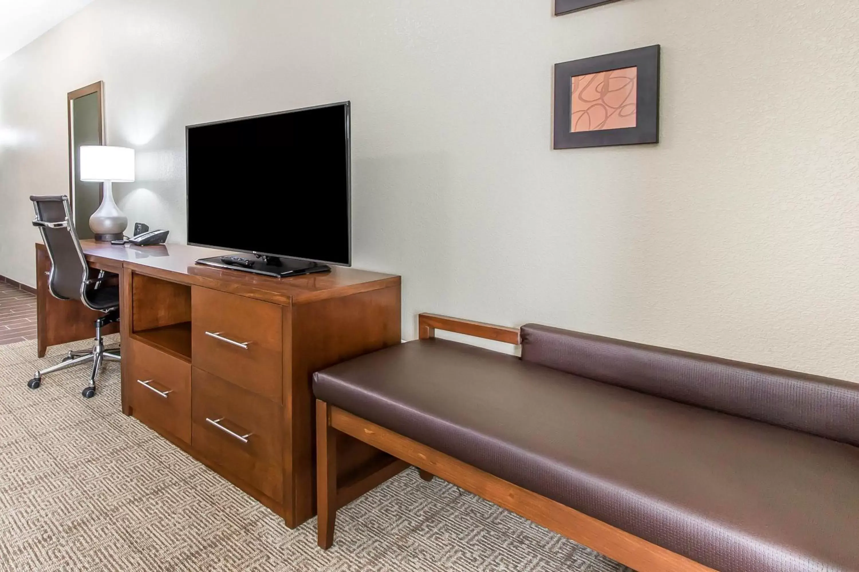 Photo of the whole room, TV/Entertainment Center in Comfort Suites West Omaha