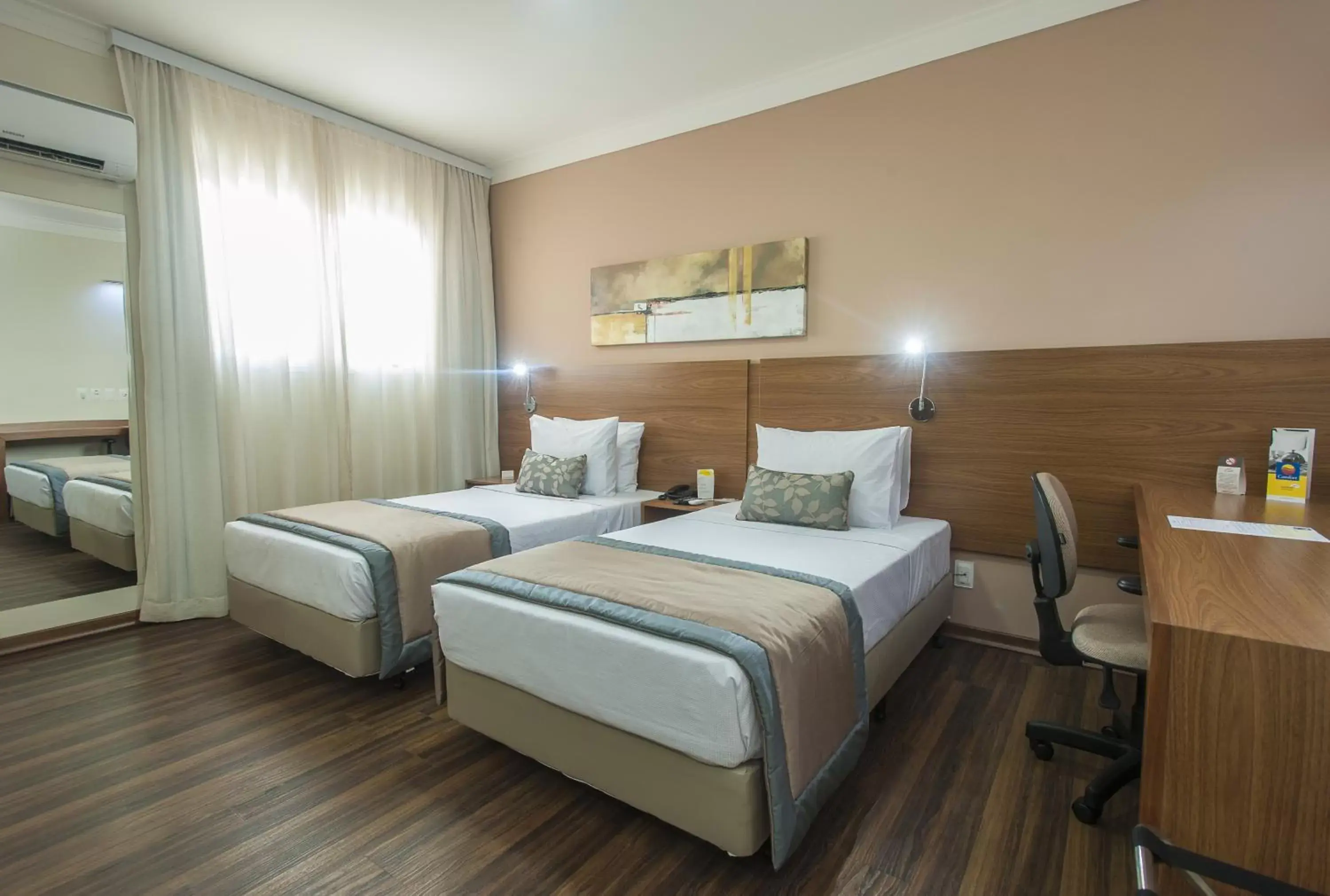 Shower, Bed in Comfort Hotel Bauru