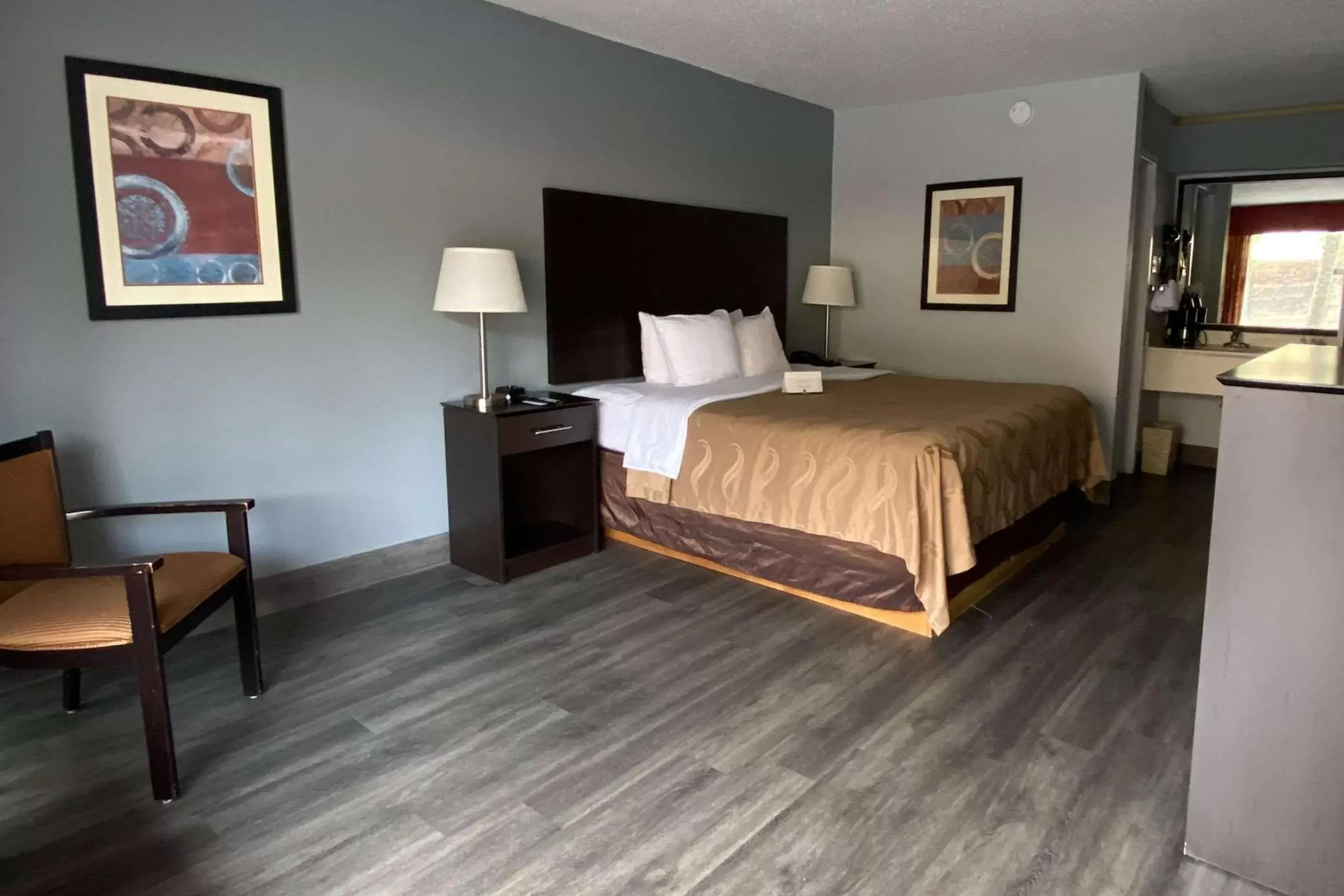 Photo of the whole room, Bed in Quality Inn & Suites on the Bay near Pensacola Beach