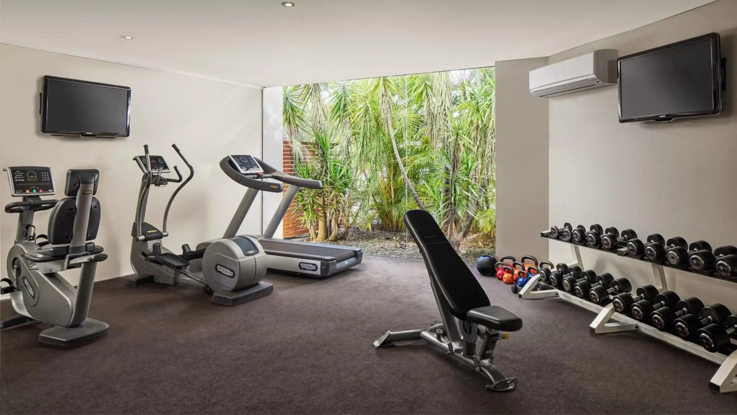 Spa and wellness centre/facilities, Fitness Center/Facilities in Holiday Inn Warwick Farm, an IHG Hotel