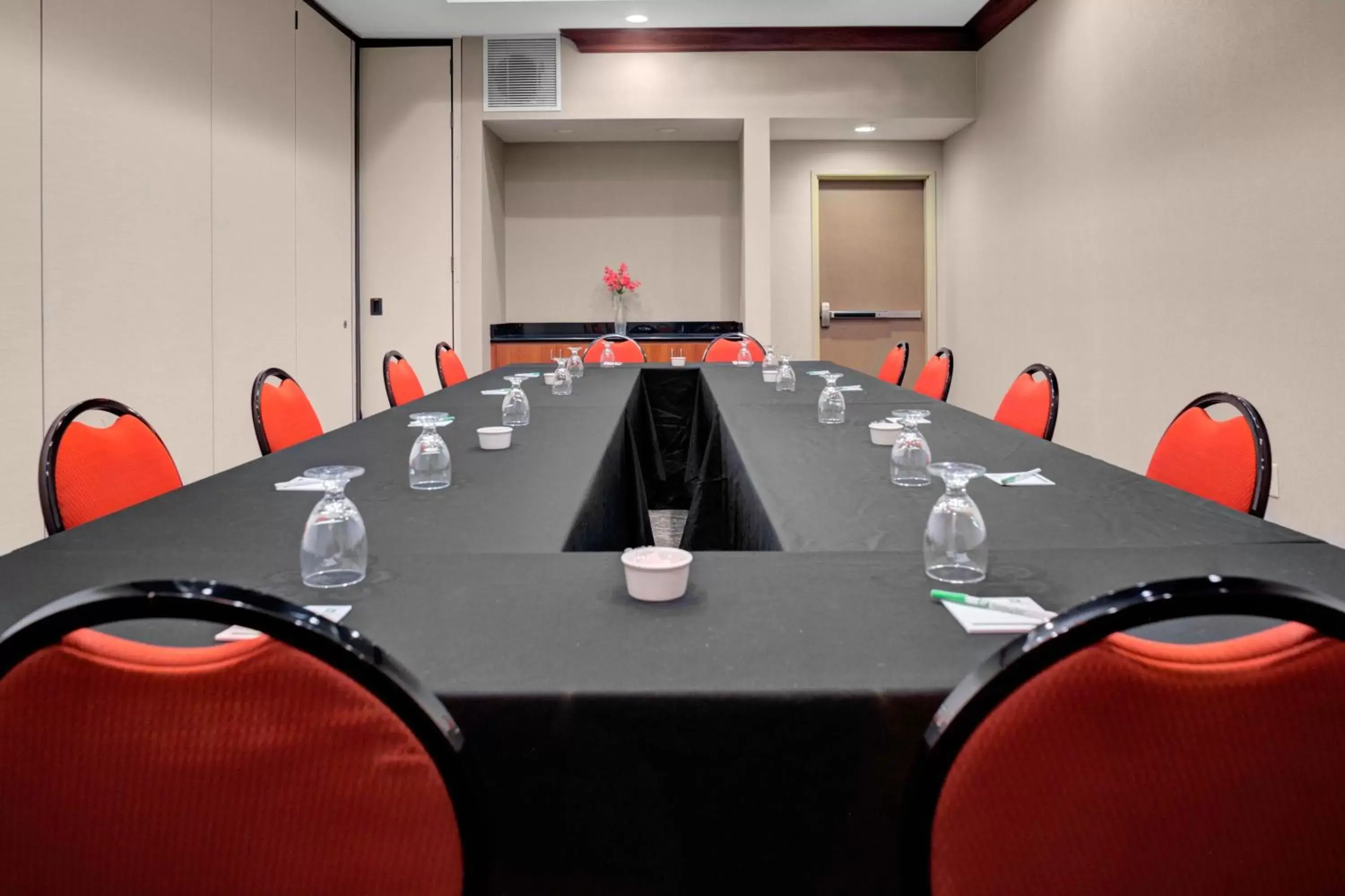 Meeting/conference room in Holiday Inn Hotel & Suites Lima, an IHG Hotel