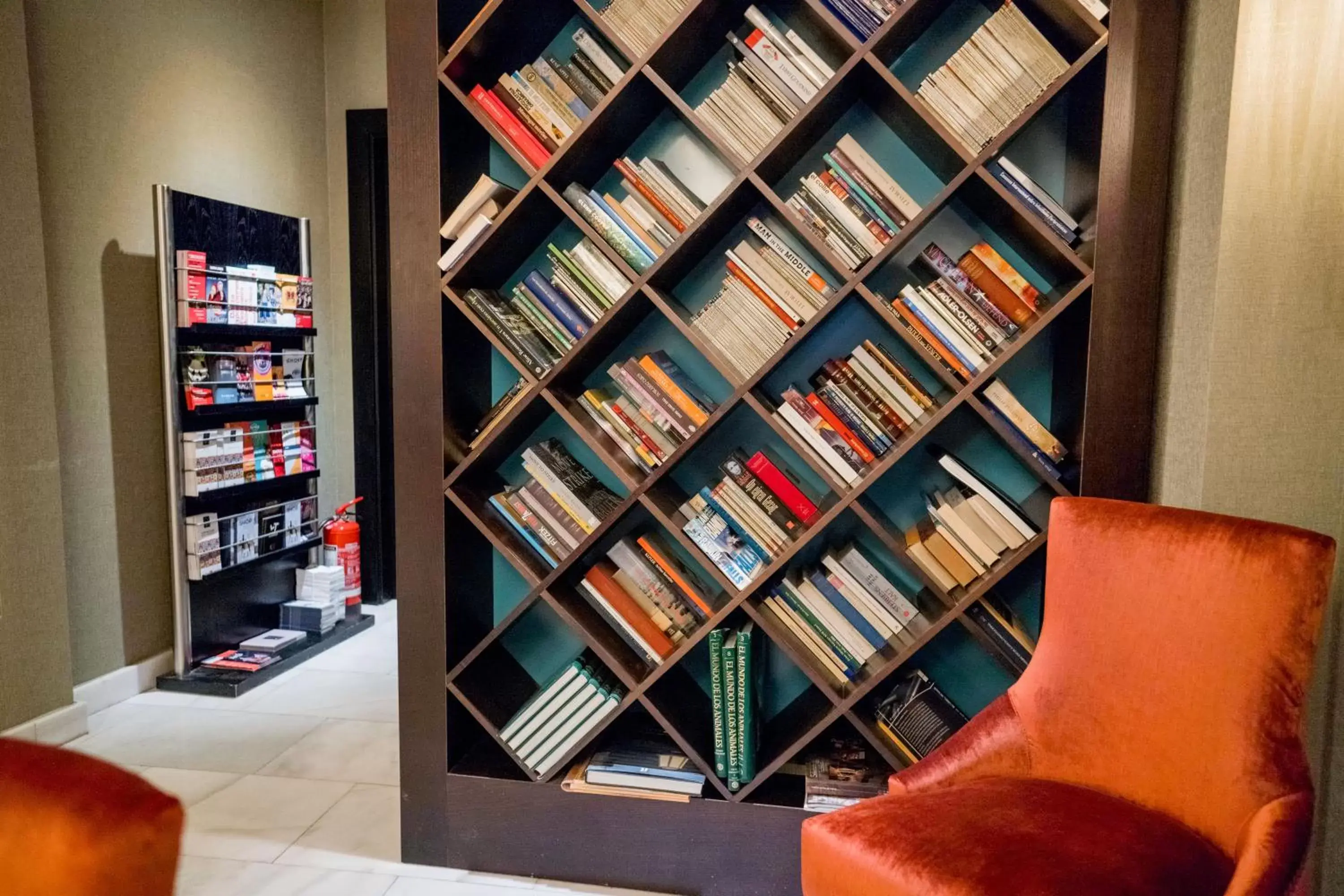 Library in Hotel Meninas - Boutique Opera