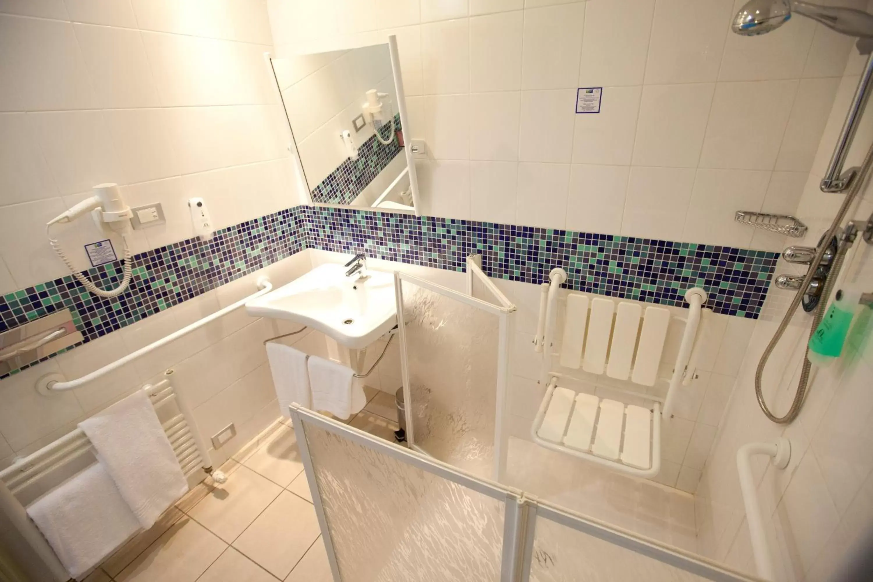 Photo of the whole room, Bathroom in Holiday Inn Express Reggio Emilia, an IHG Hotel