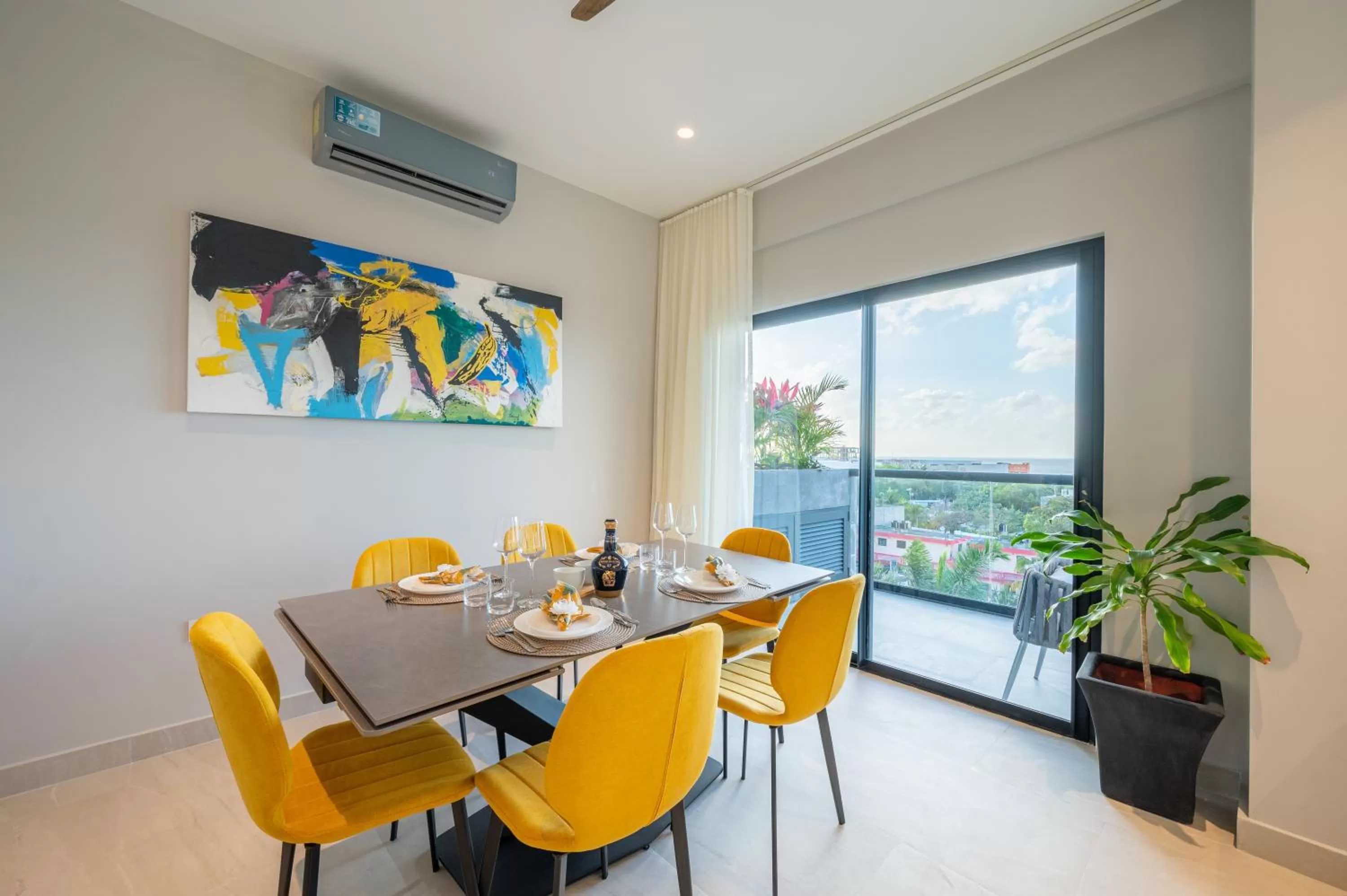 Dining area in Kippal - Modern Oasis - ApartHotel