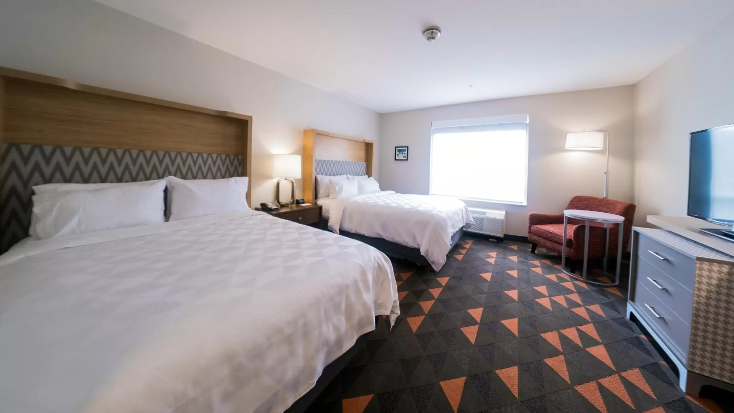 Photo of the whole room, Bed in Holiday Inn & Suites Philadelphia W - Drexel Hill, an IHG Hotel