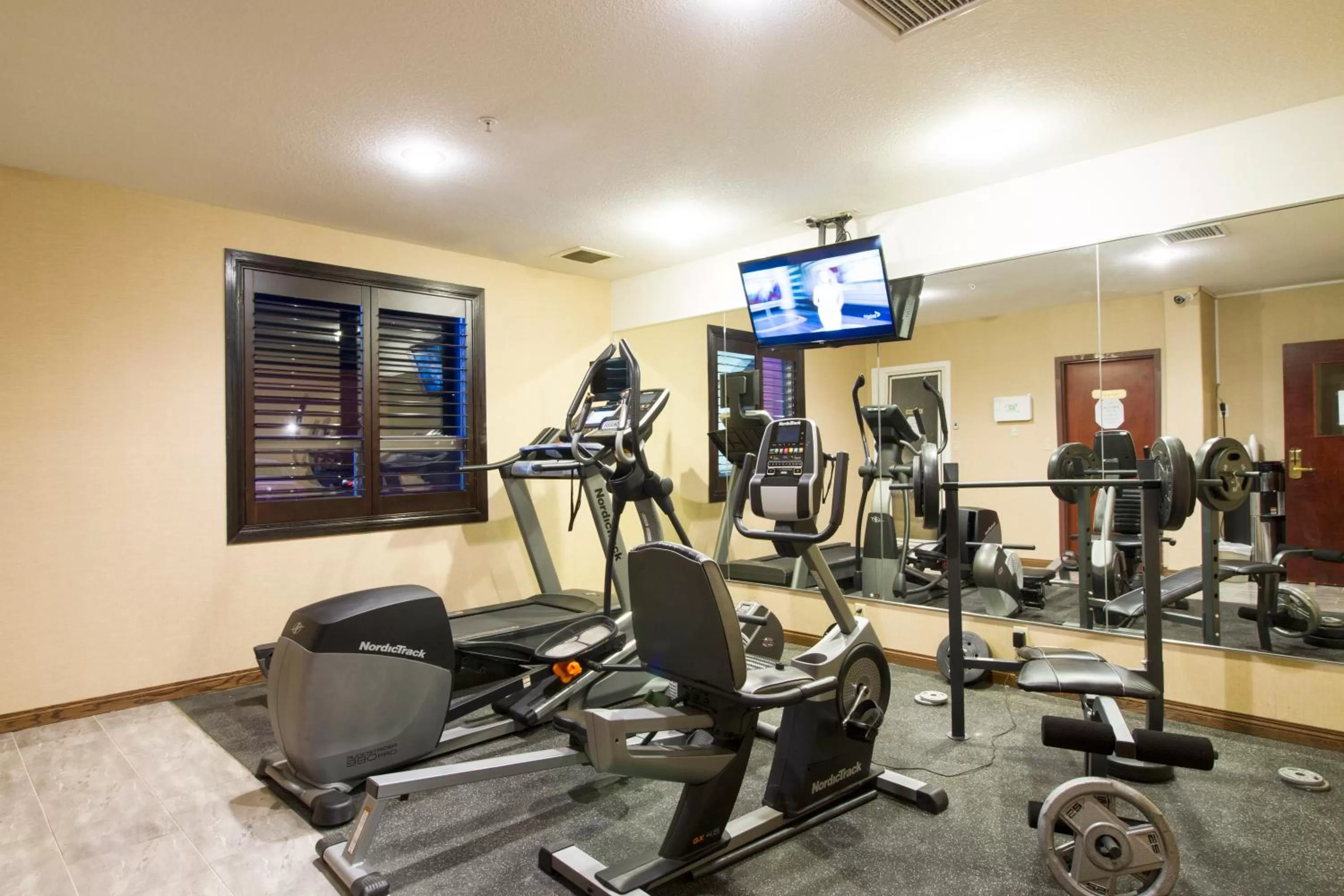 Fitness centre/facilities in Foxwood Inn & Suites Drayton Valley