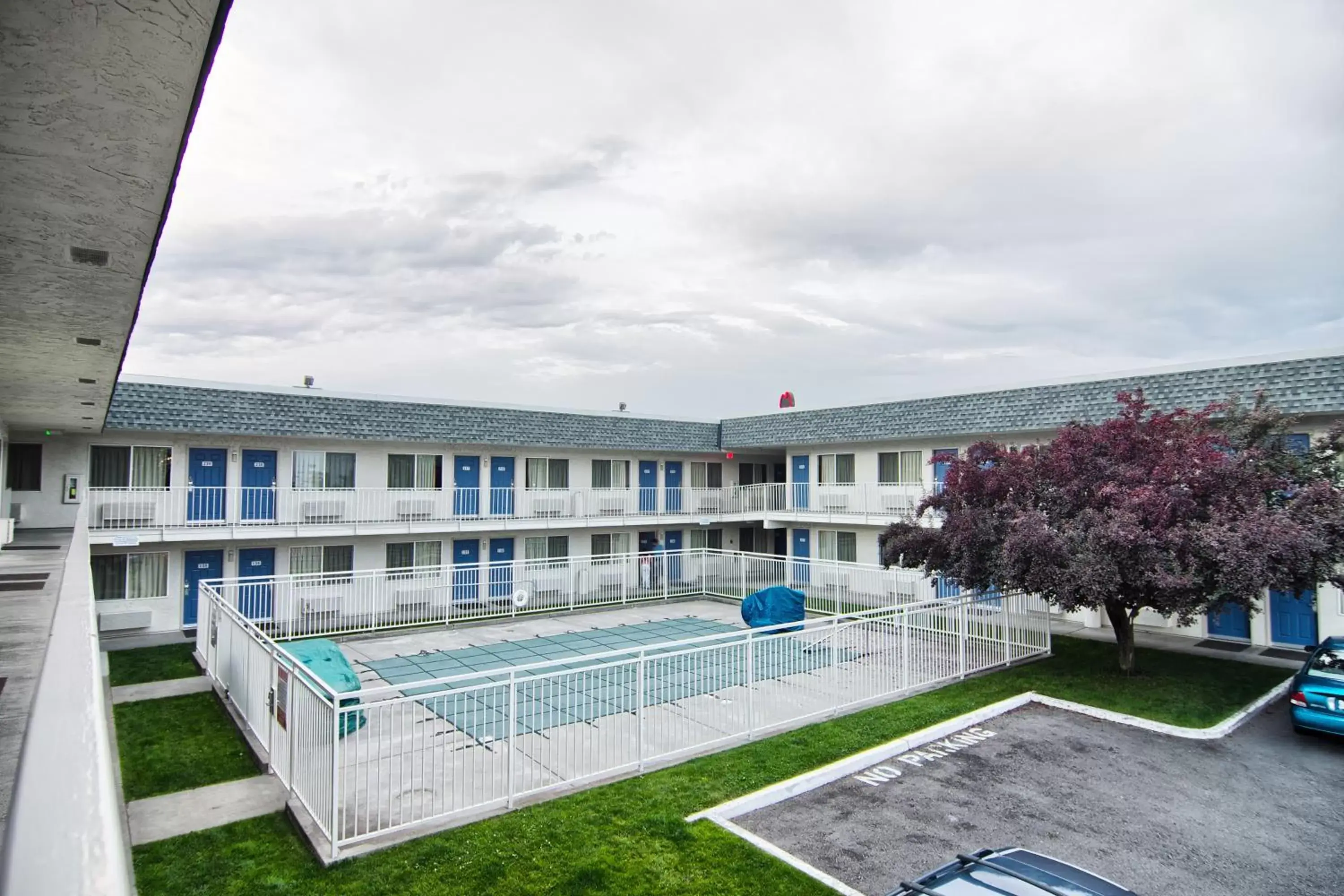Swimming pool, Property Building in Motel 6-Coeur D'Alene, ID
