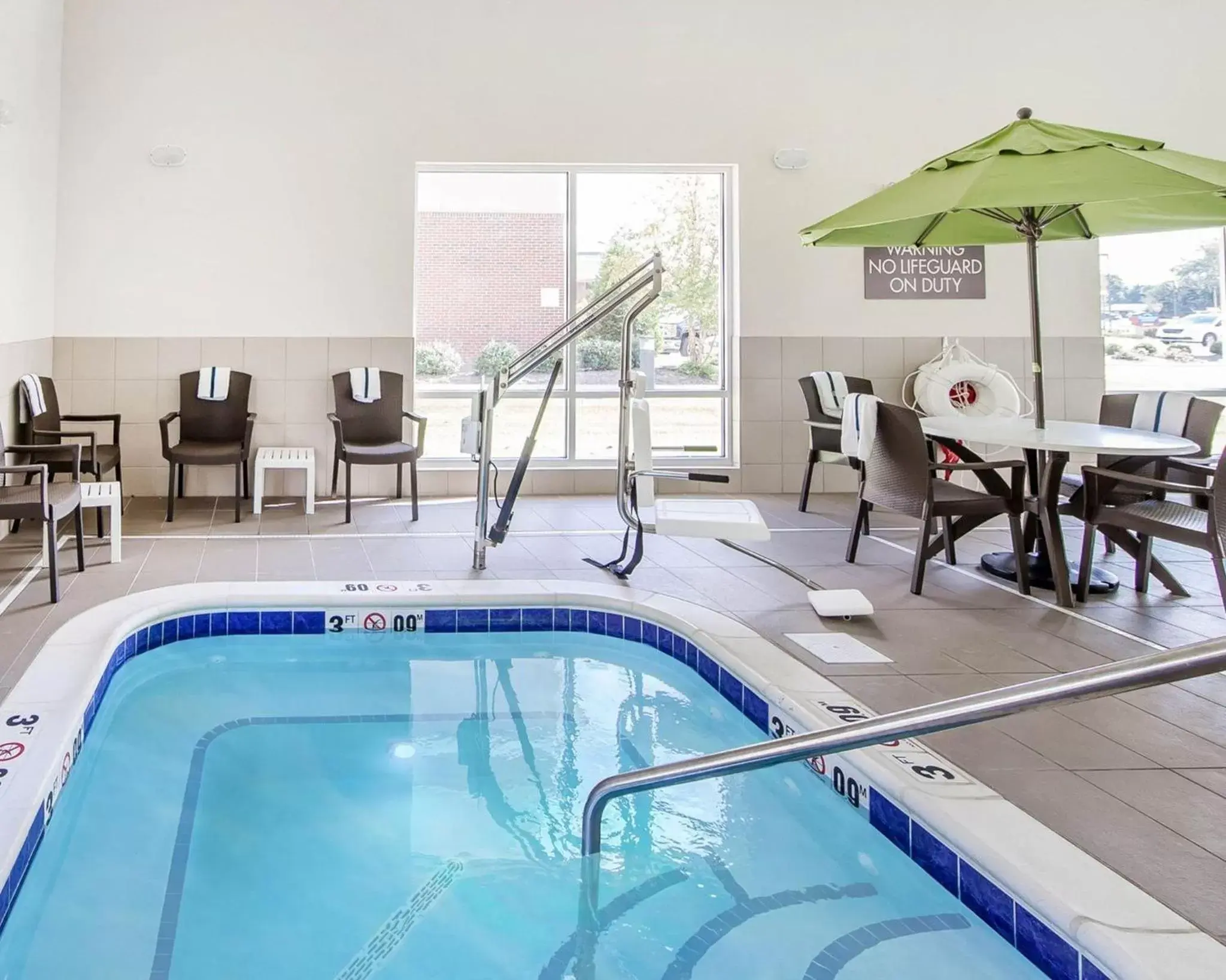 Hot Tub, Swimming Pool in Comfort Suites Marietta-Parkersburg