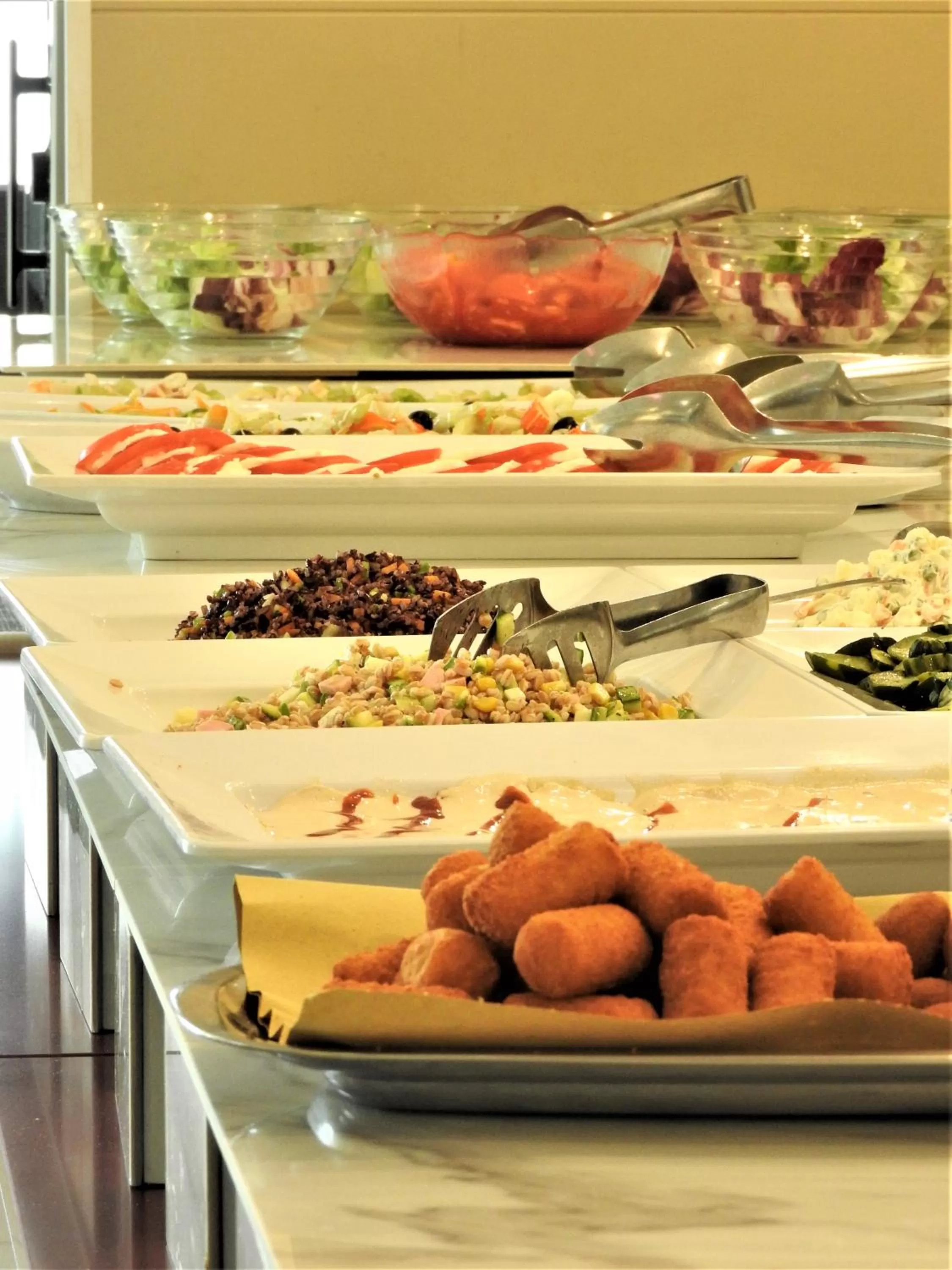 Restaurant/places to eat in Yes Hotel Touring & SPA