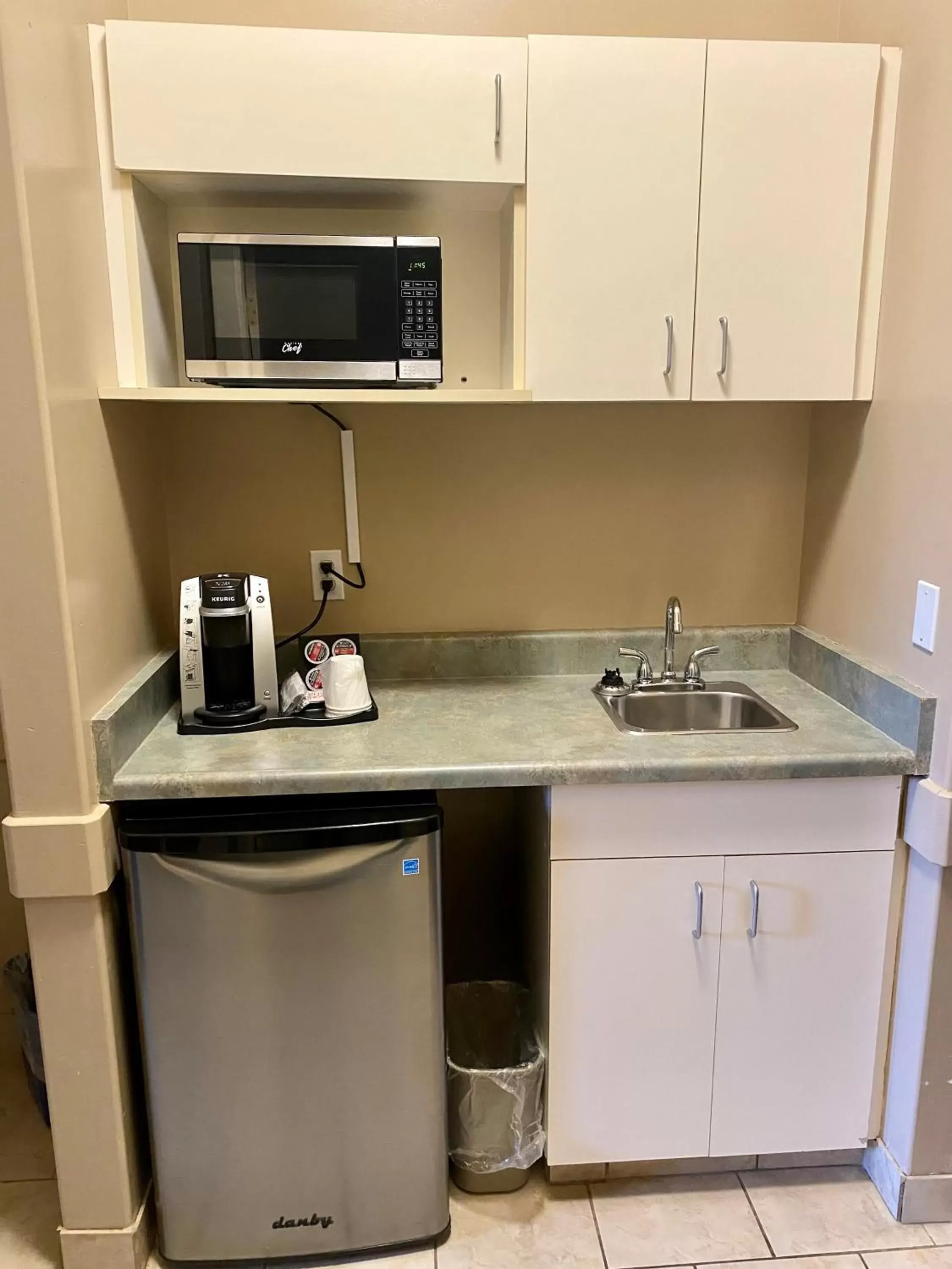 minibar, Kitchen/Kitchenette in Super 8 by Wyndham Edmonton South