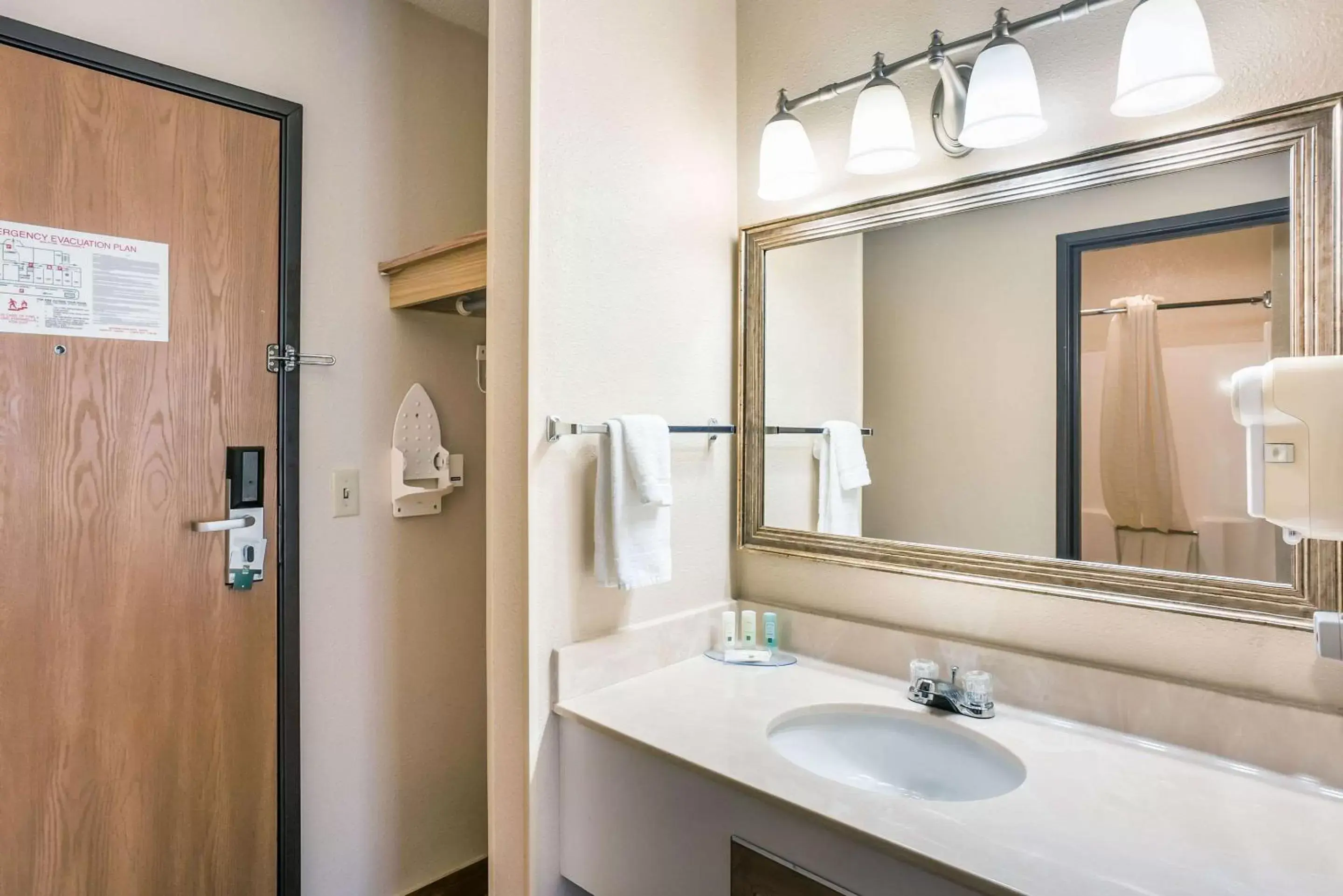 Photo of the whole room, Bathroom in Quality Inn Cedar Rapids South