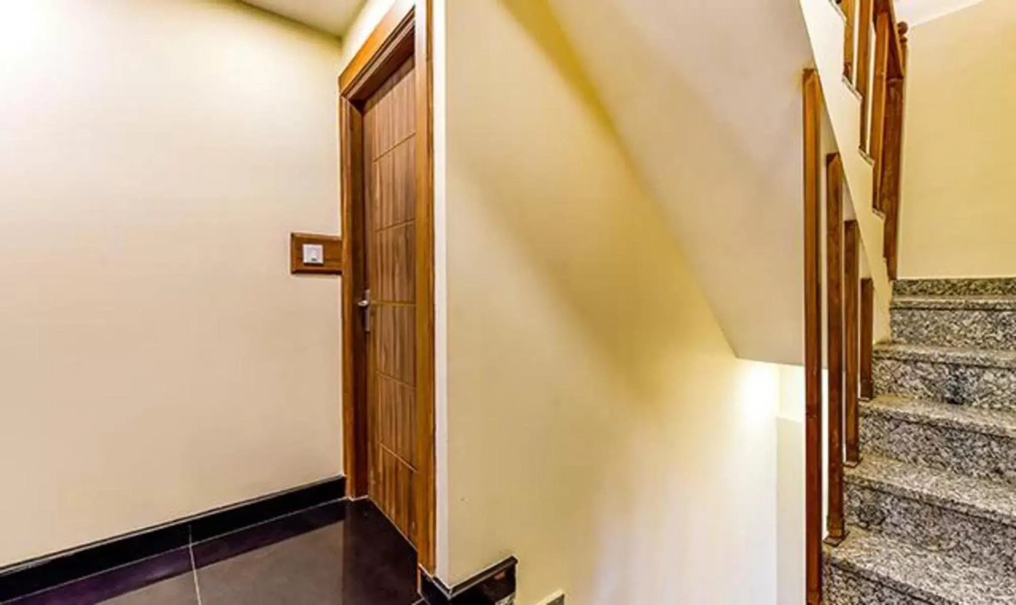 Lobby or reception in FabExpress Clock View 500M From The Mall Road Lobby or reception in FabExpress Clock View 500M From The Mall Road