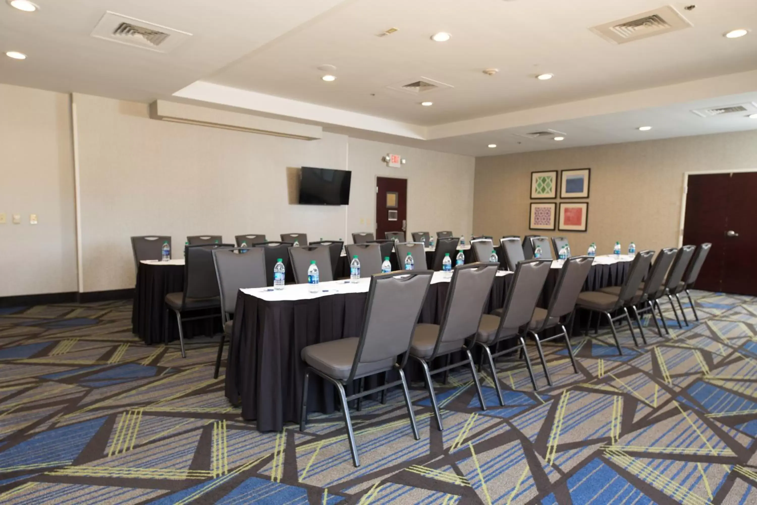 Meeting/conference room in Holiday Inn Express Hotel & Suites Clinton, an IHG Hotel