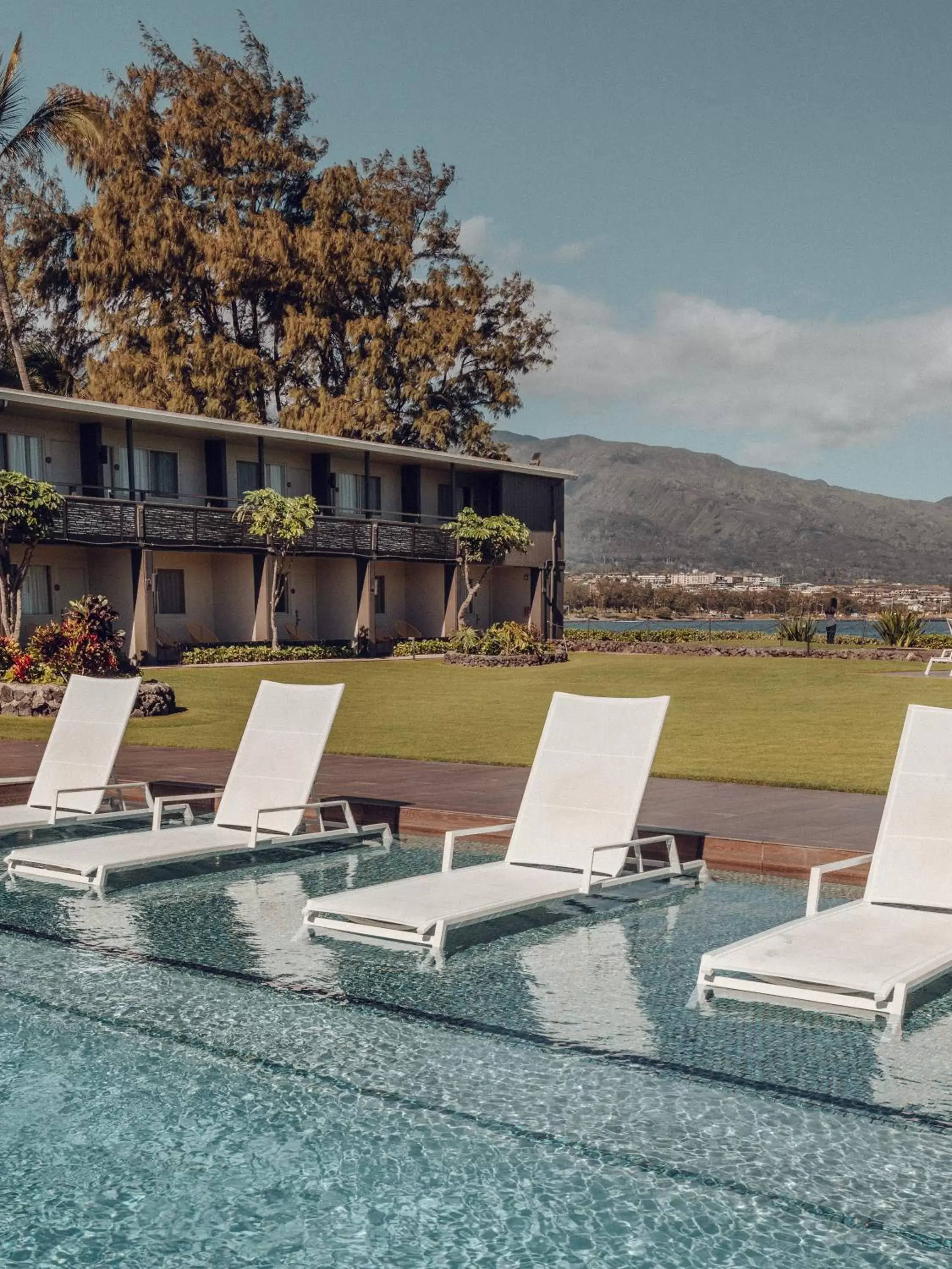 Swimming pool in Maui Seaside Hotel