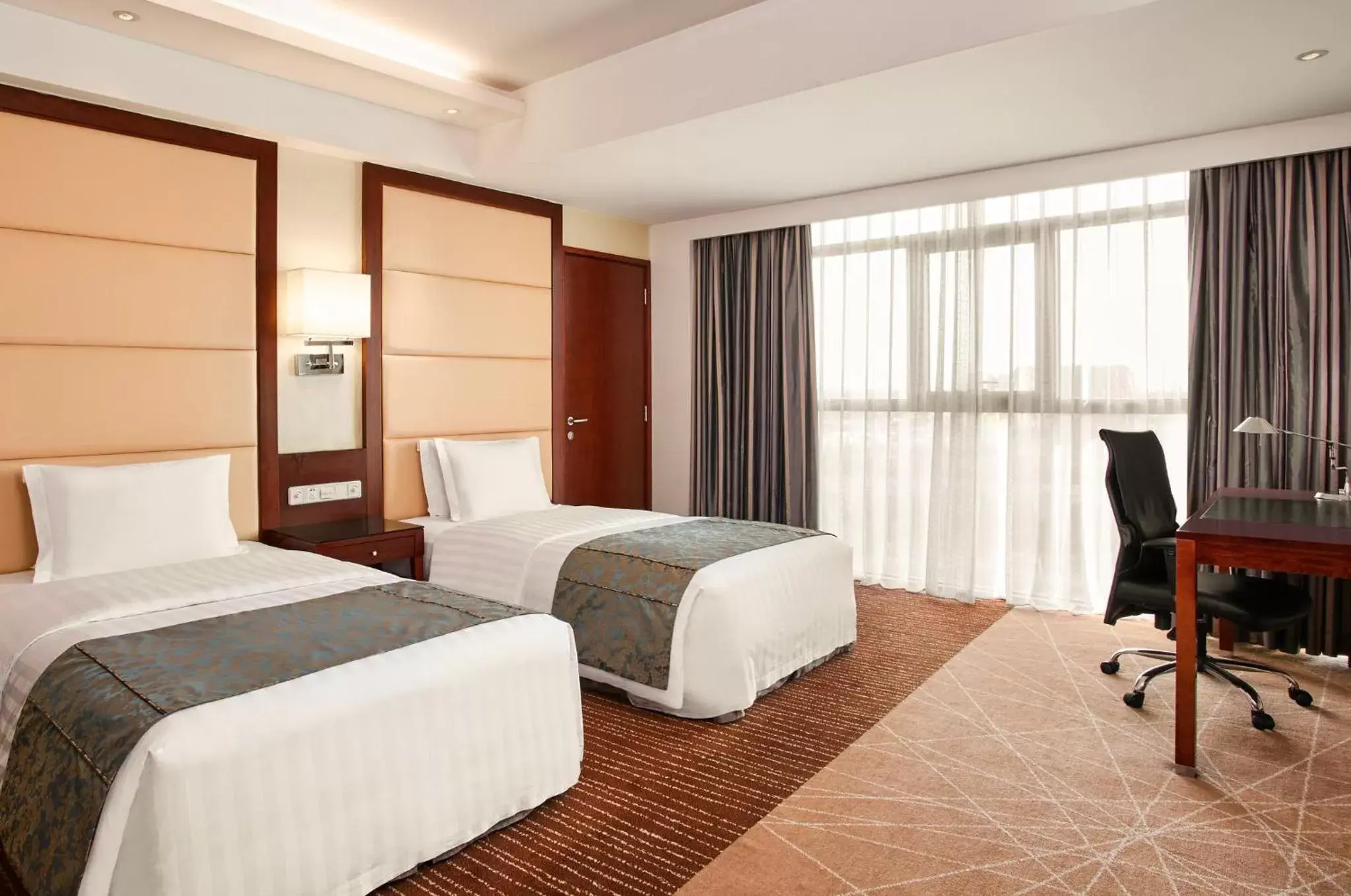 Photo of the whole room, Bed in Crowne Plaza Beijing International Airport, an IHG Hotel