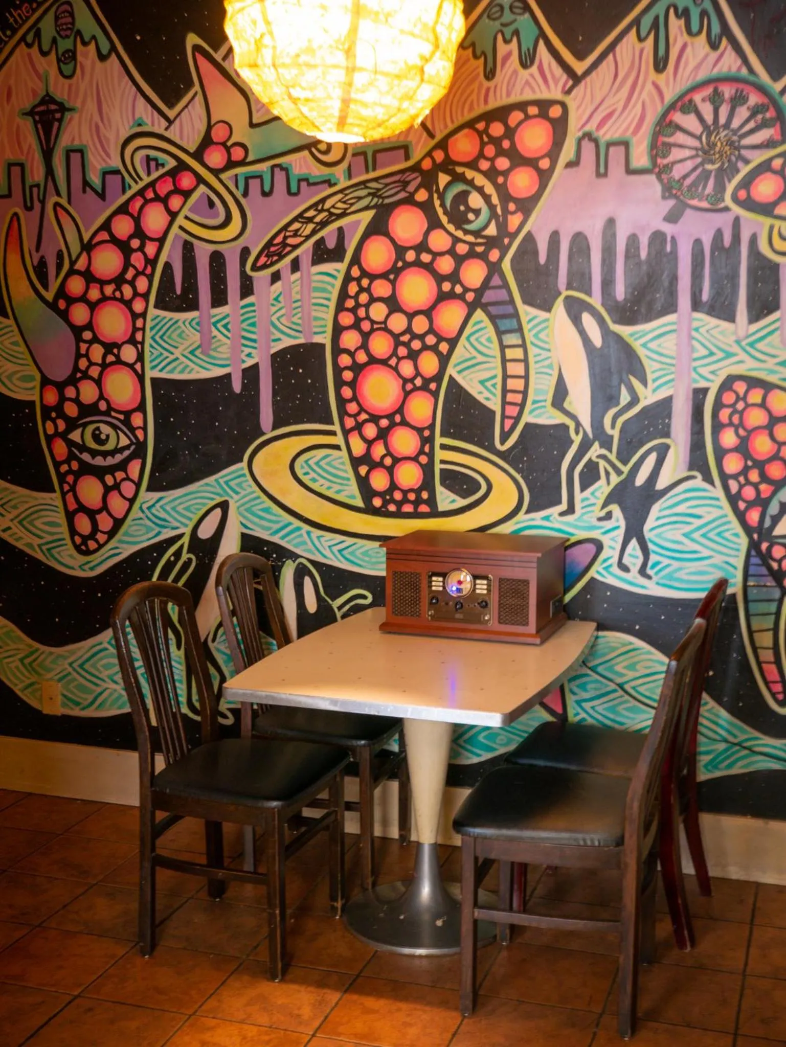 Communal lounge/ TV room in Green Tortoise Hostel Seattle