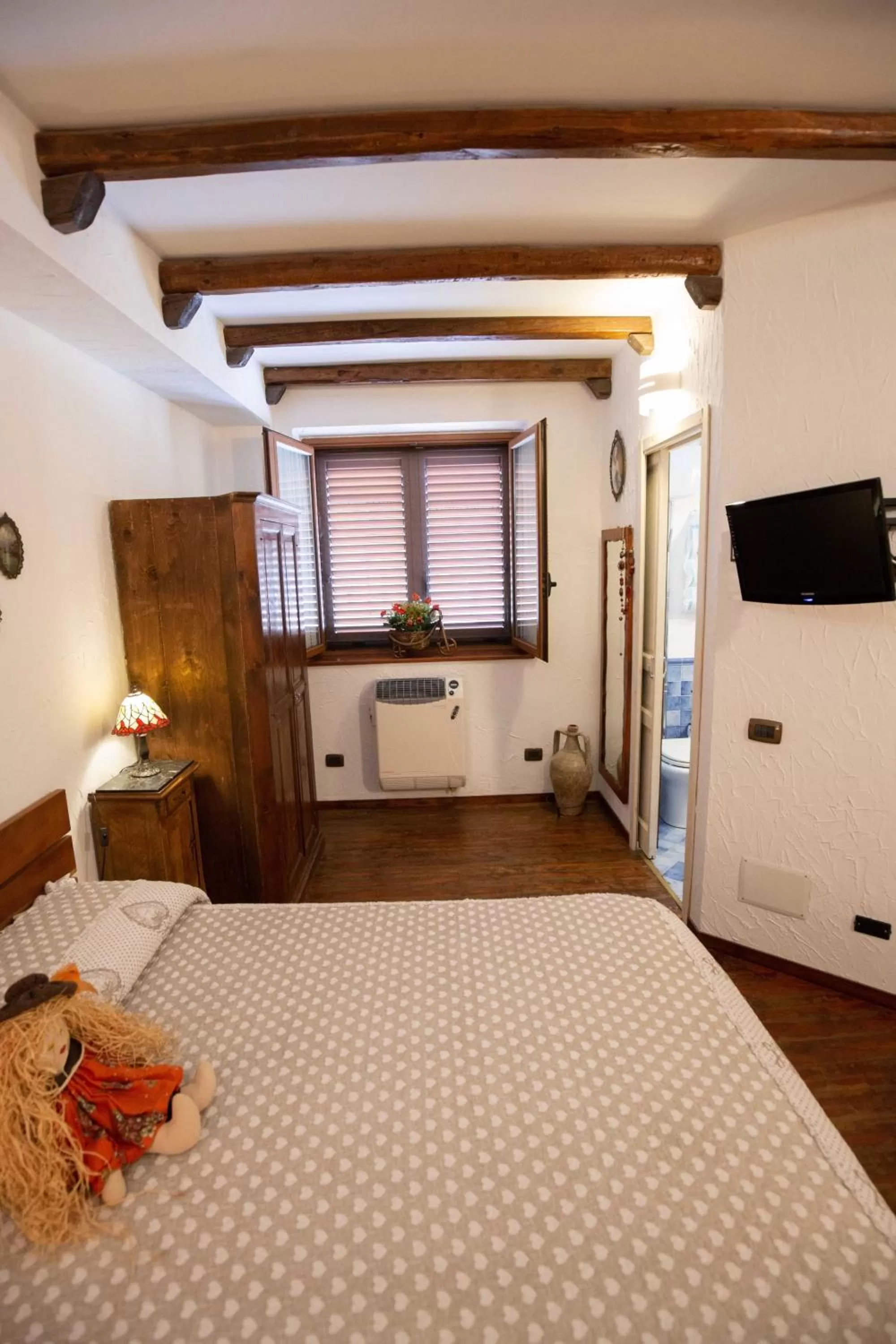 Photo of the whole room, Bed in La Casa In Pietra