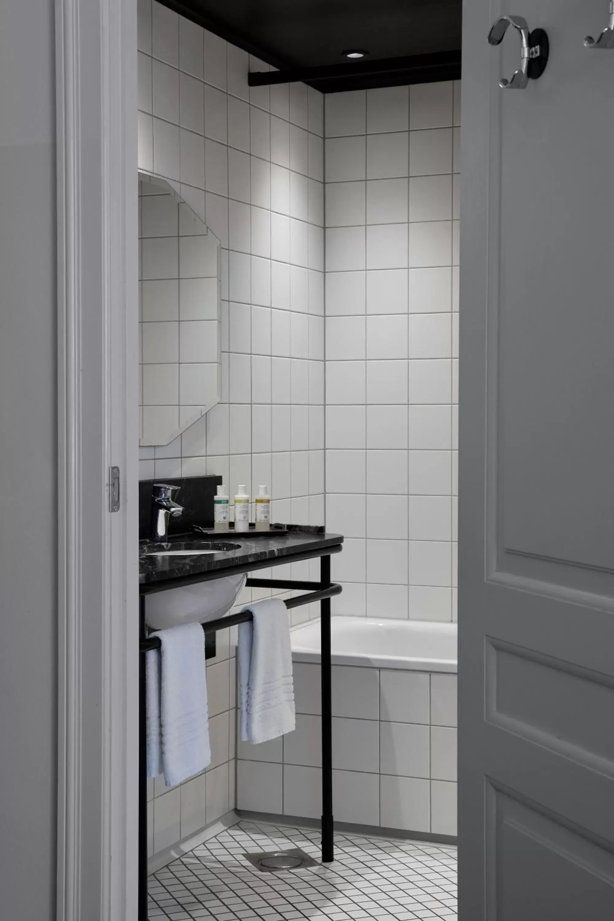 Bathroom, Kitchen/Kitchenette in Hotel Danmark by Brøchner Hotels