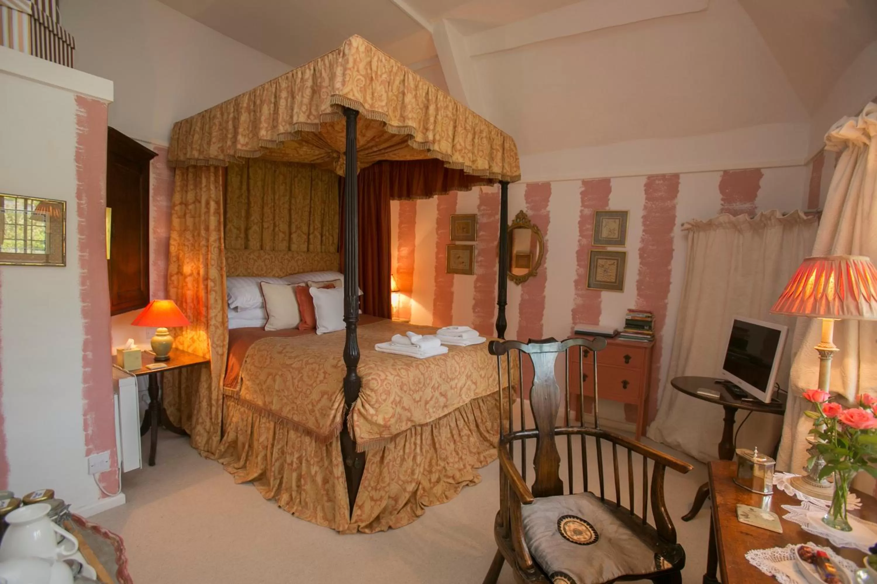 Bedroom, Bed in Tudor Cottage B&B Frampton