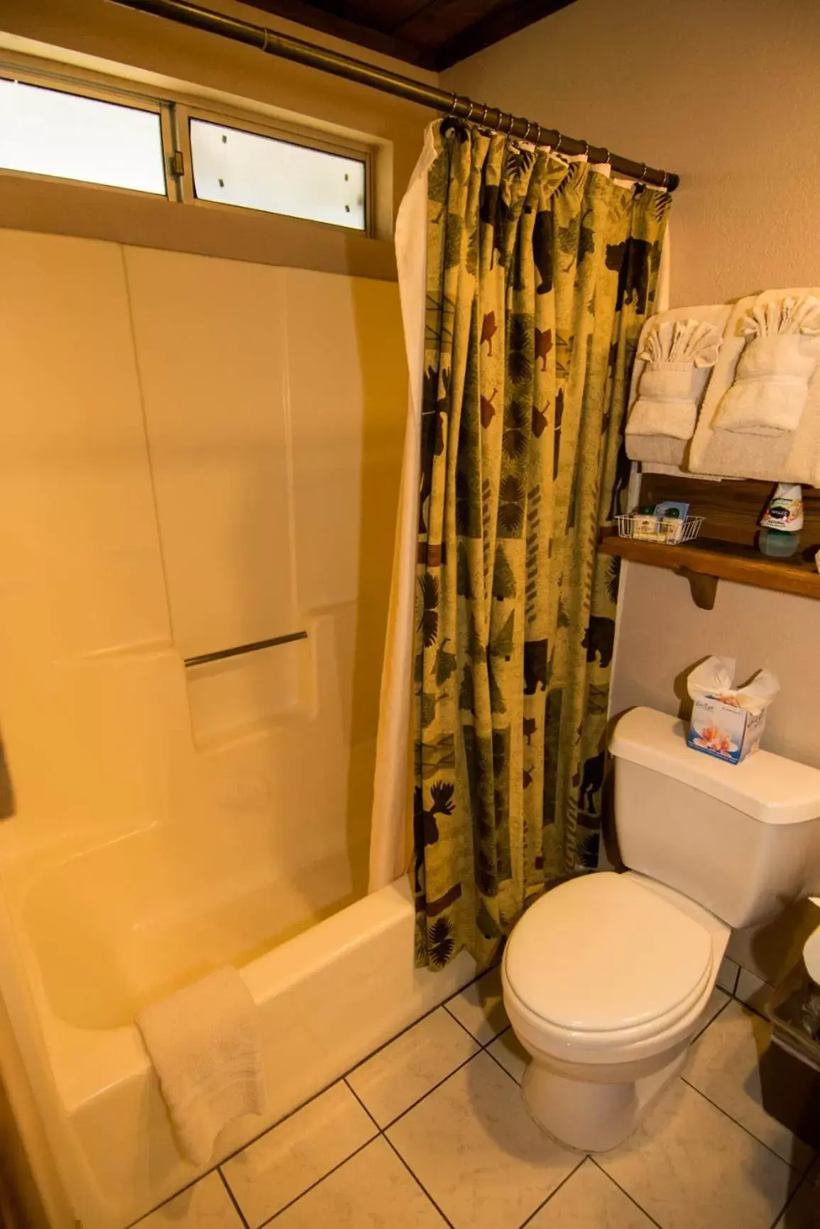 Bathroom in Hillcrest Suites & Cabins