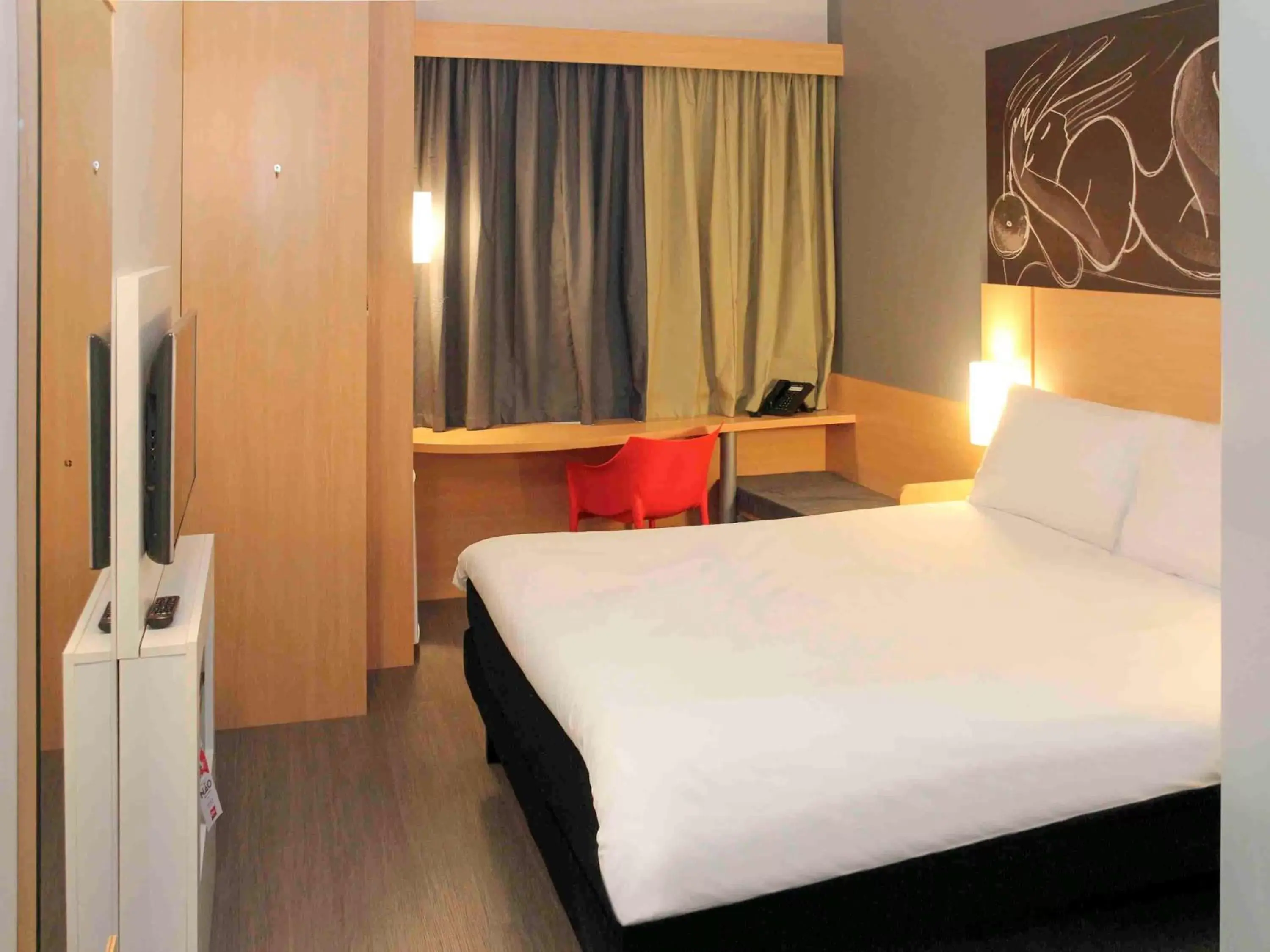 Photo of the whole room, Bed in ibis Jatai