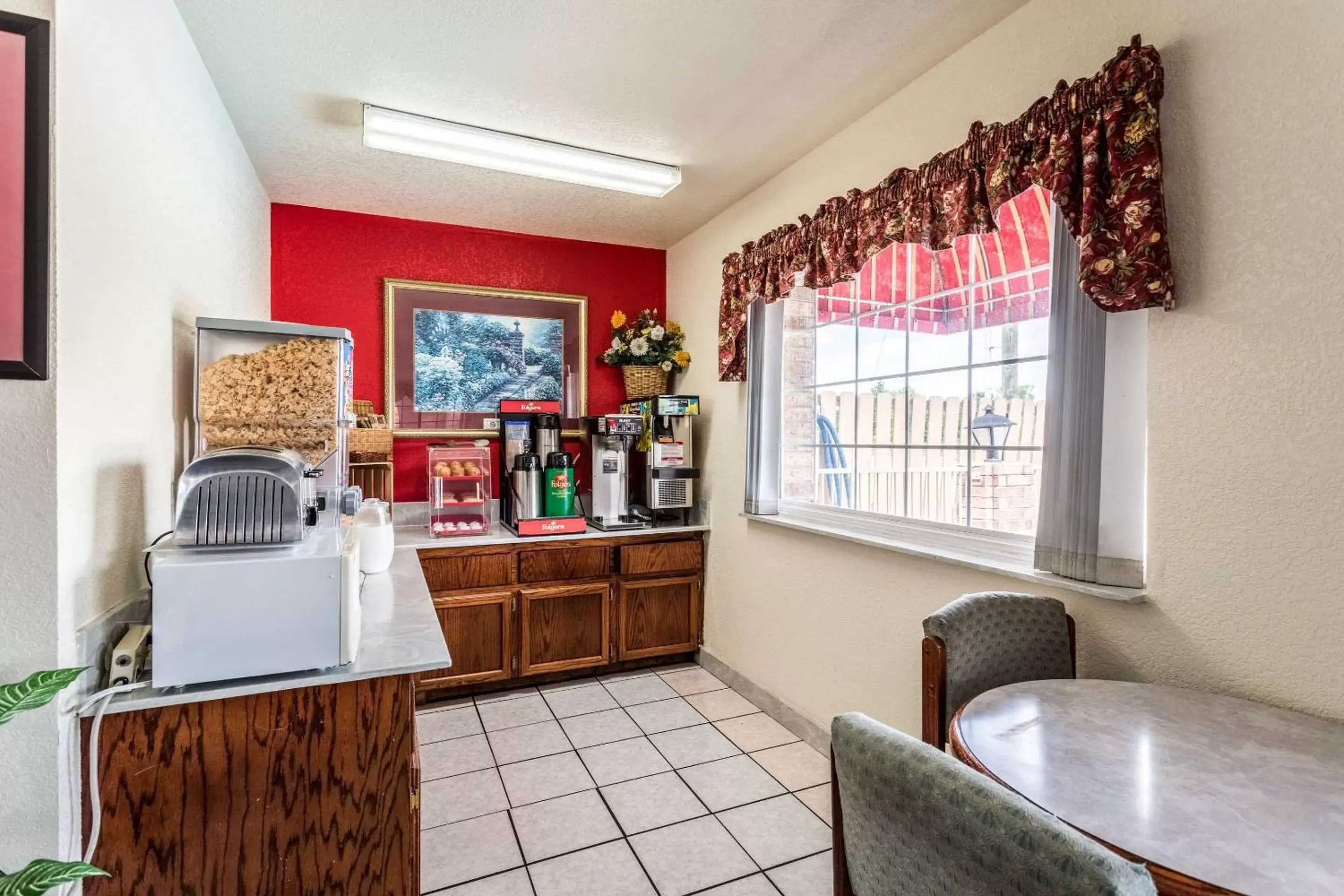 Restaurant/places to eat, Kitchen/Kitchenette in Econo Lodge & Suites Brinkley