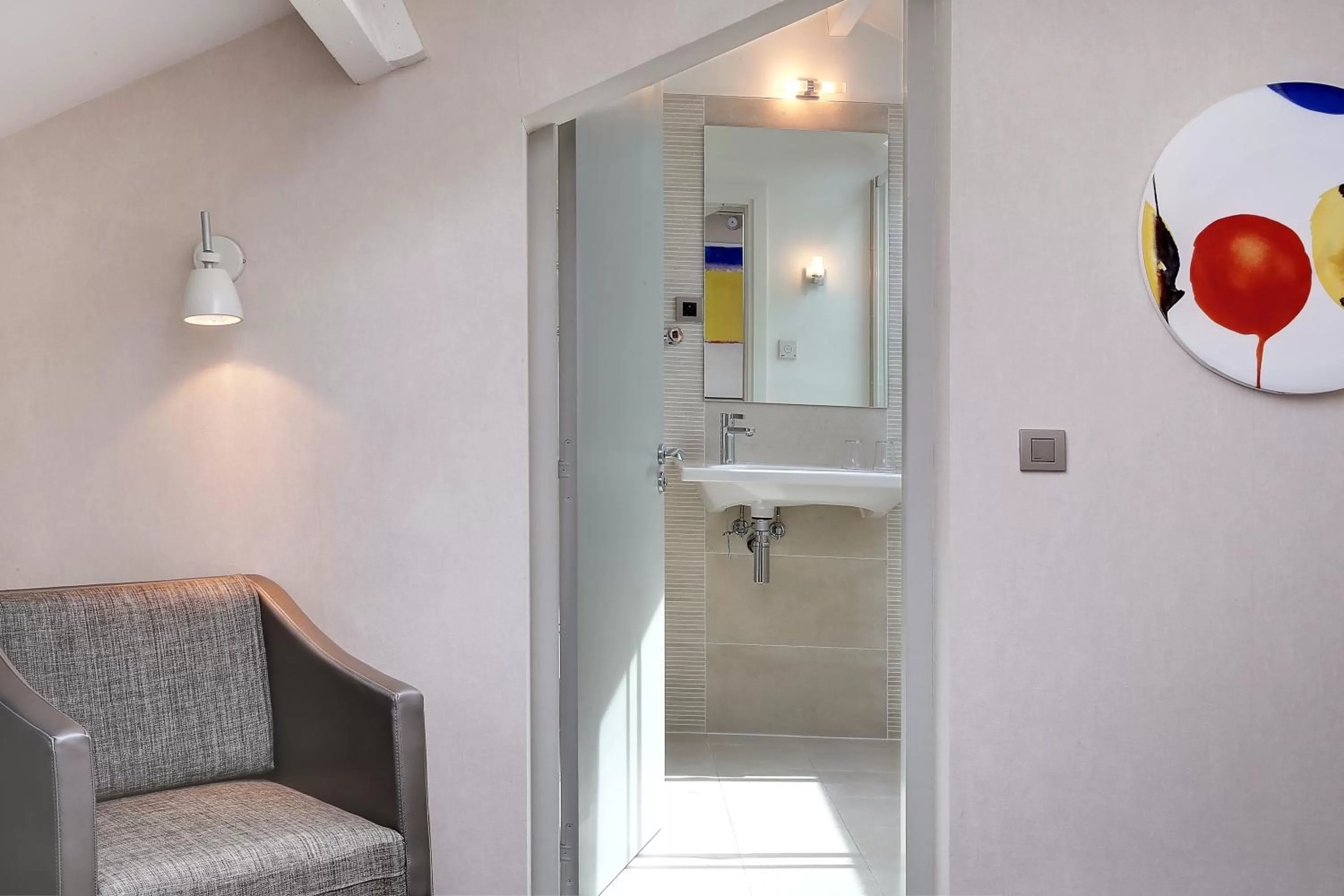 Photo of the whole room in Hôtel A La Villa des Artistes