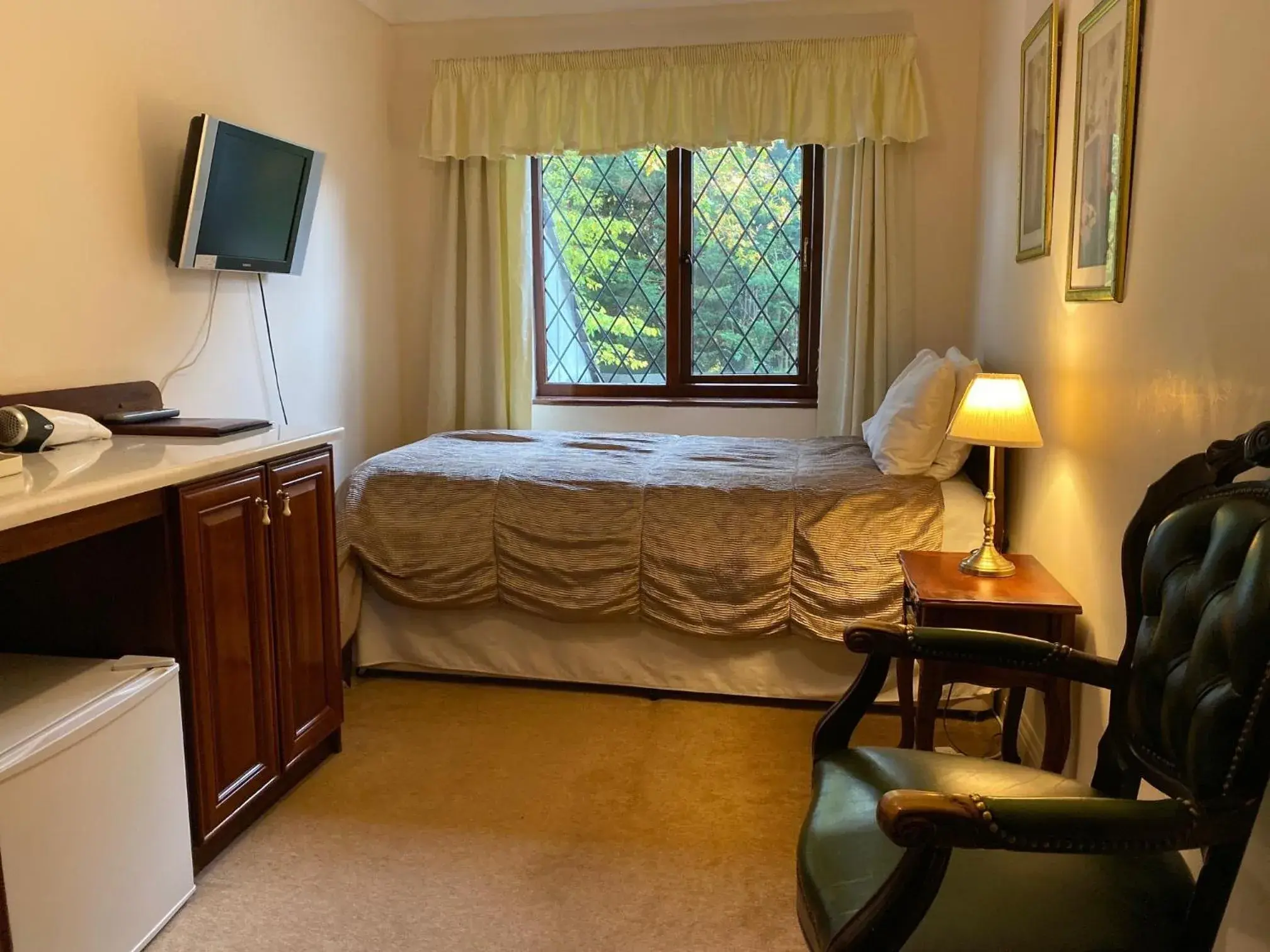 Bedroom, Bed in Cotswold House