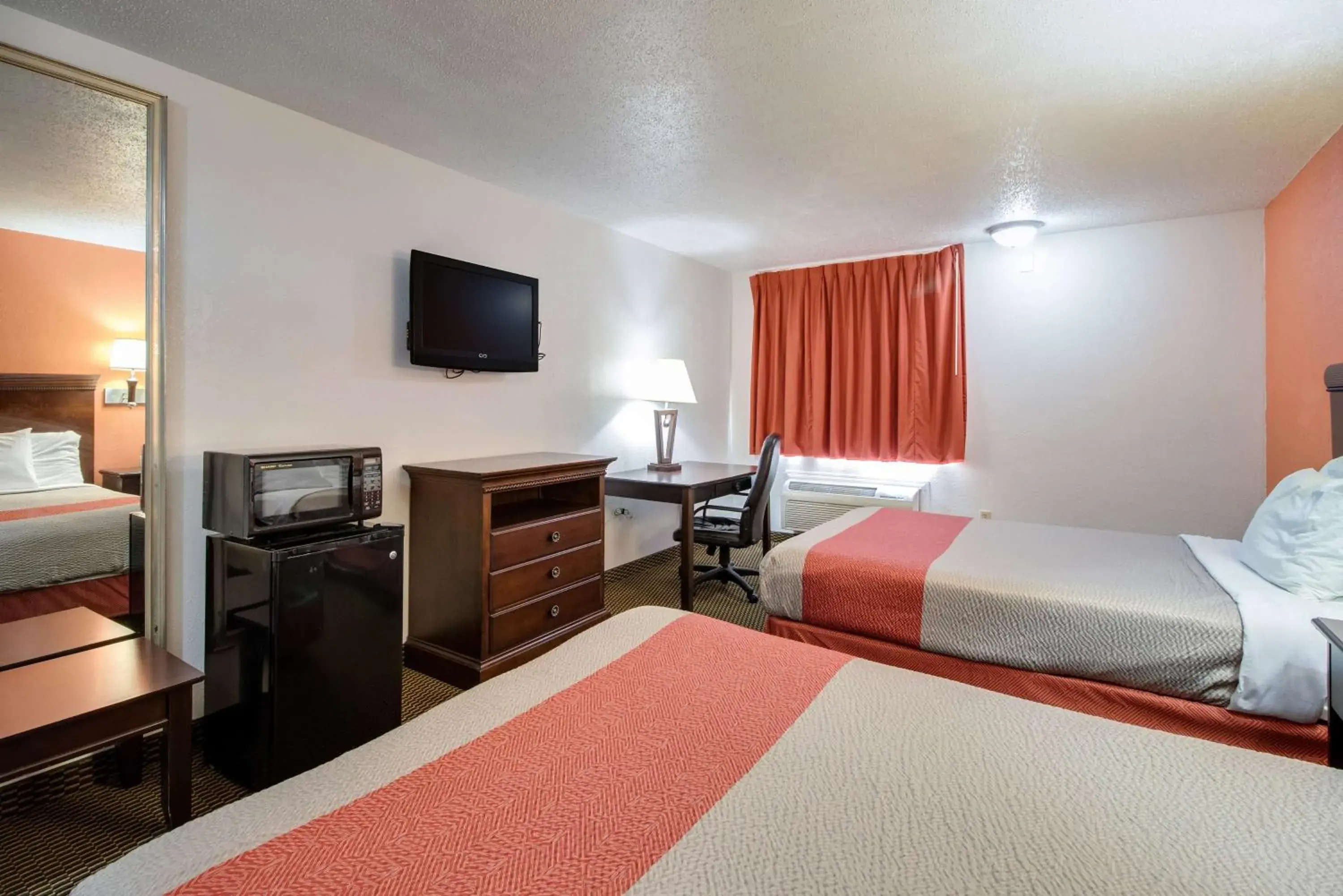 Photo of the whole room, Bed in Motel 6-Marion, IL