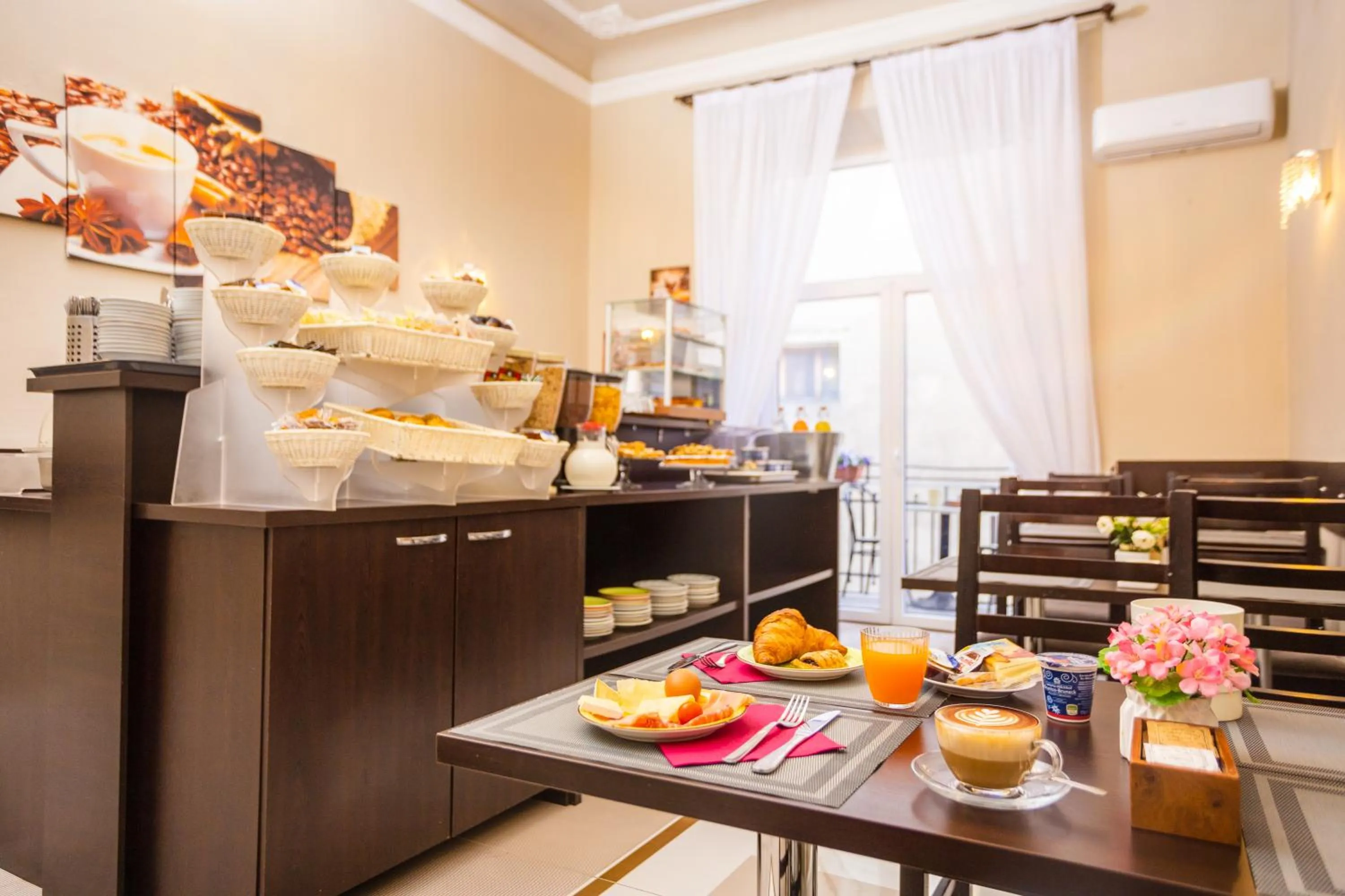 Breakfast in Hotel Bijou Roof Terrace