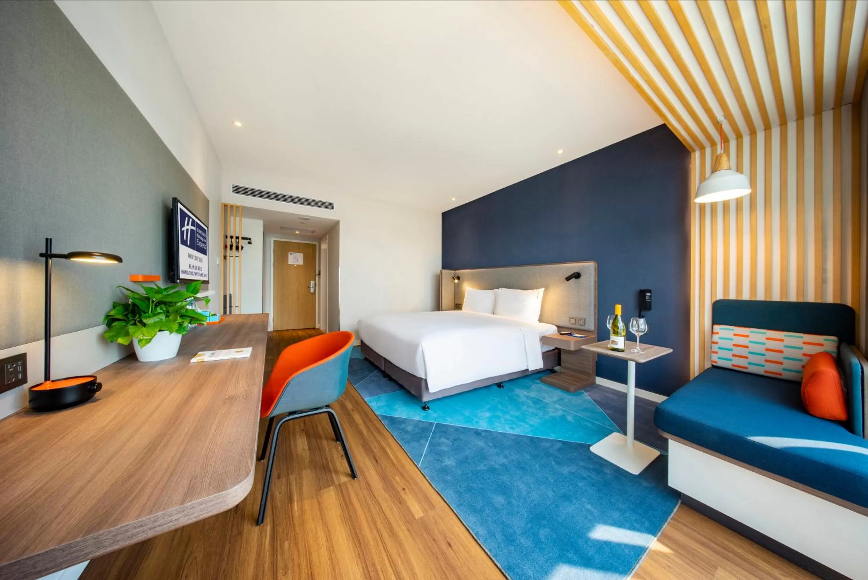 Photo of the whole room, Bed in Holiday Inn Express Hangzhou Westlake East by IHG