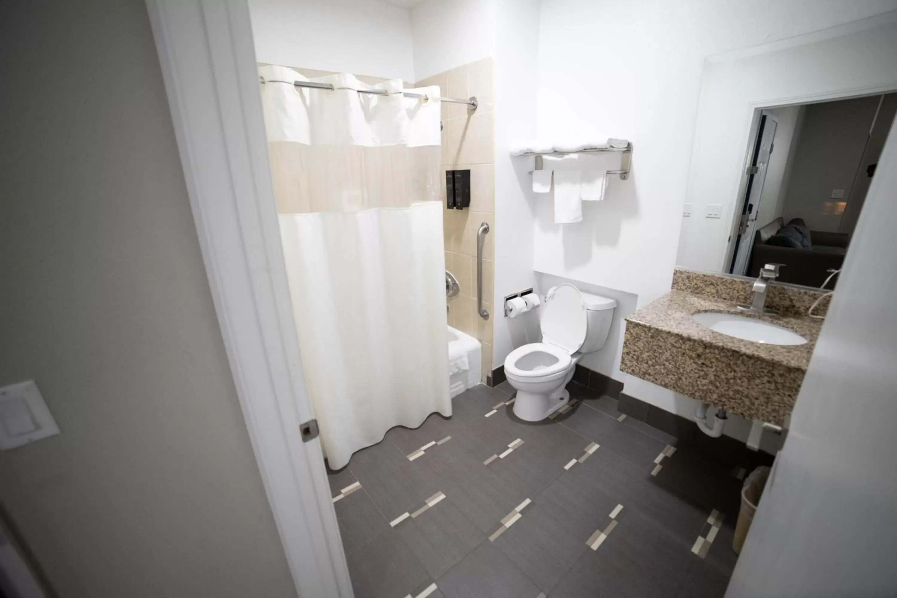 Bathroom in Mid City Inn & Suites Pico Rivera