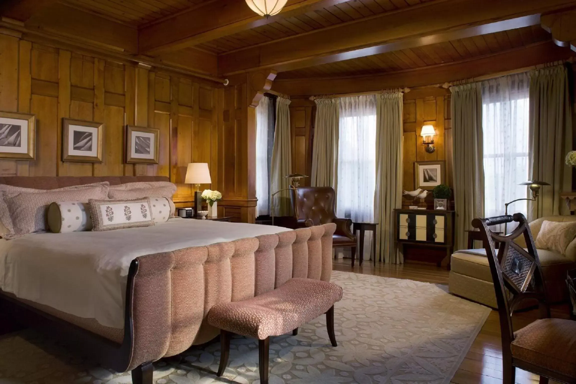 Photo of the whole room, Bed in Castle Hill Inn