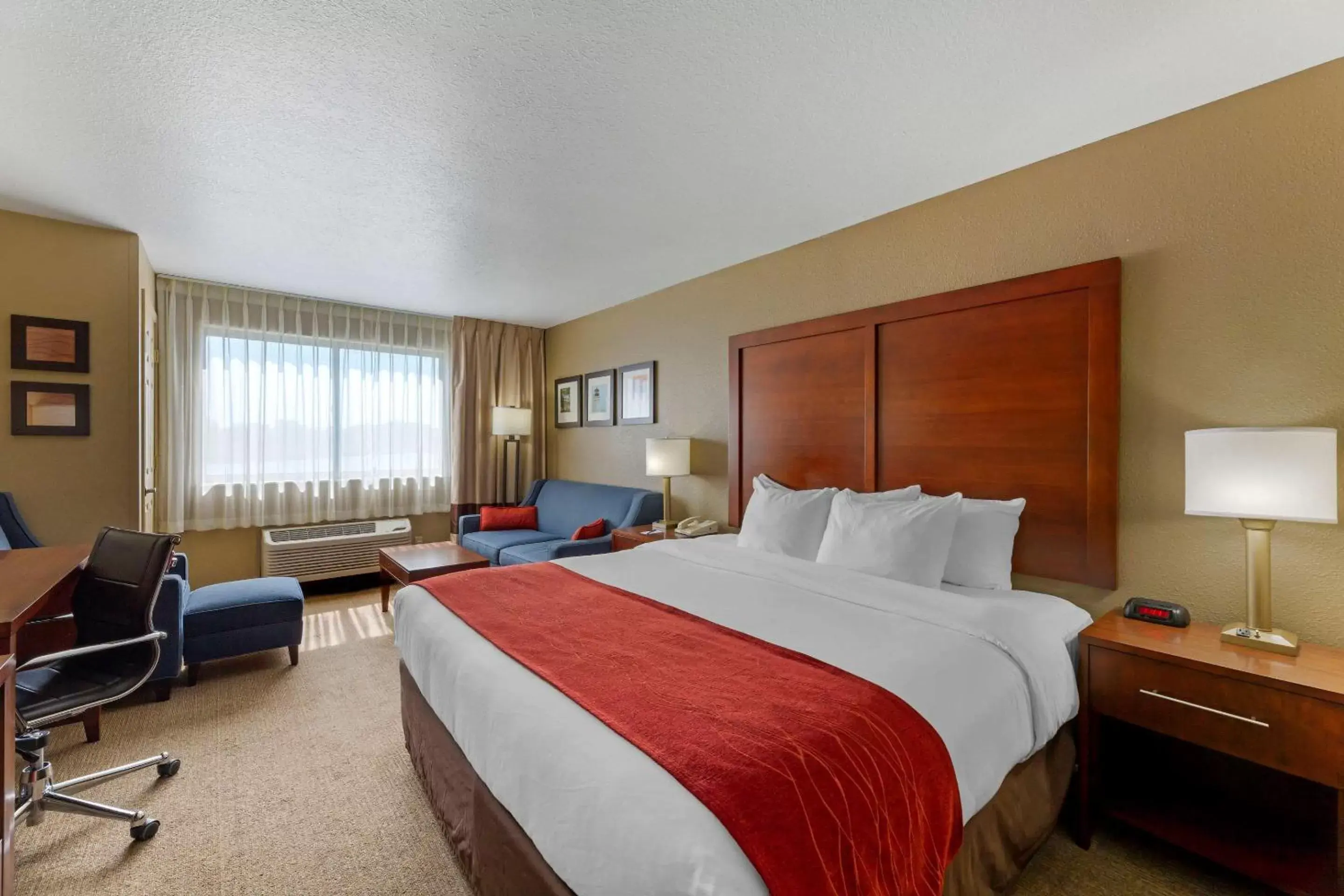 Photo of the whole room, Bed in Comfort Inn River's Edge