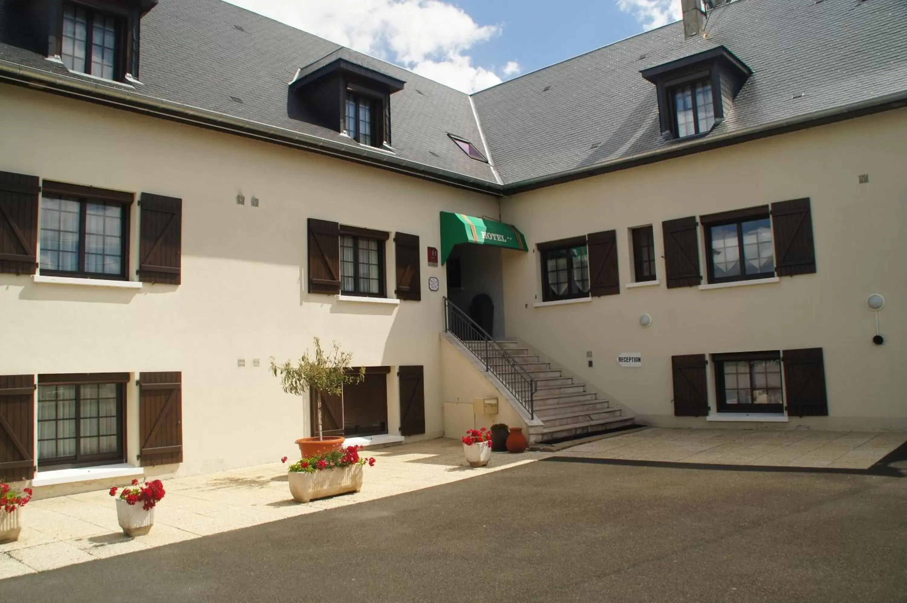 Property Building in Contact Hôtel du Relais Thouars