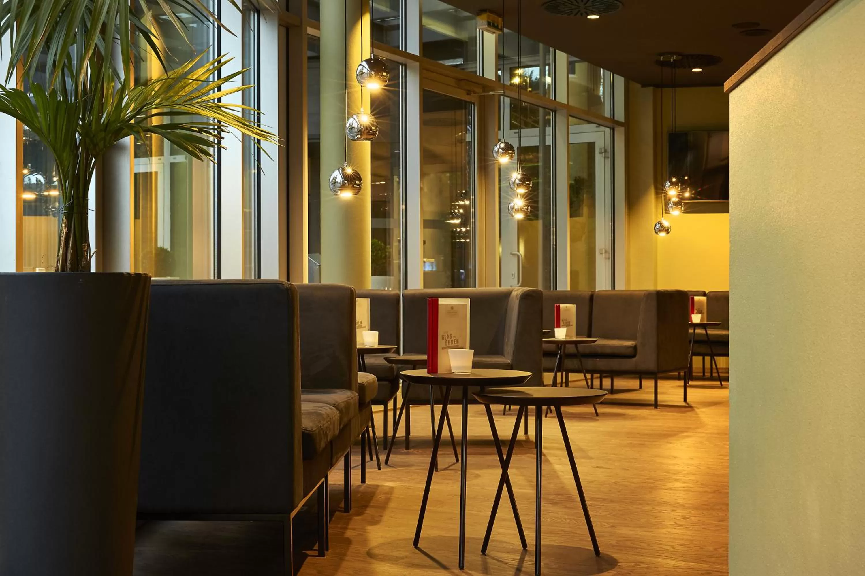 Lounge or bar in H4 Hotel Kassel City, Trademark Collection by Wyndham